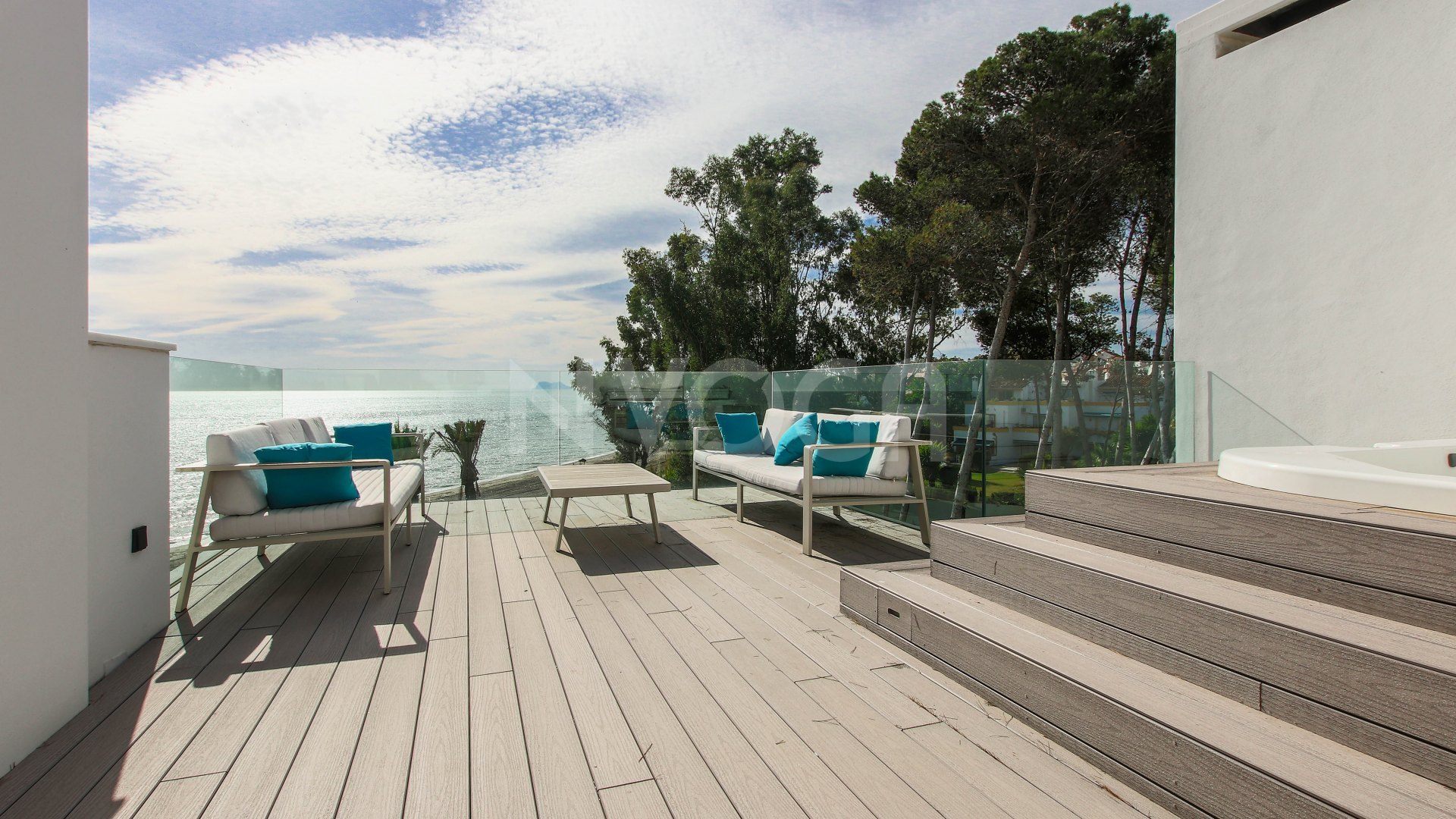 Maravillosa casa de 3 dormitorios en primera línea de playa en Estepona, con orientación sur y fantásticas vistas al mar