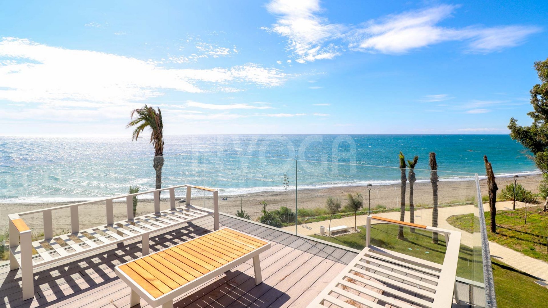Maravillosa casa de 3 dormitorios en primera línea de playa en Estepona, con orientación sur y fantásticas vistas al mar