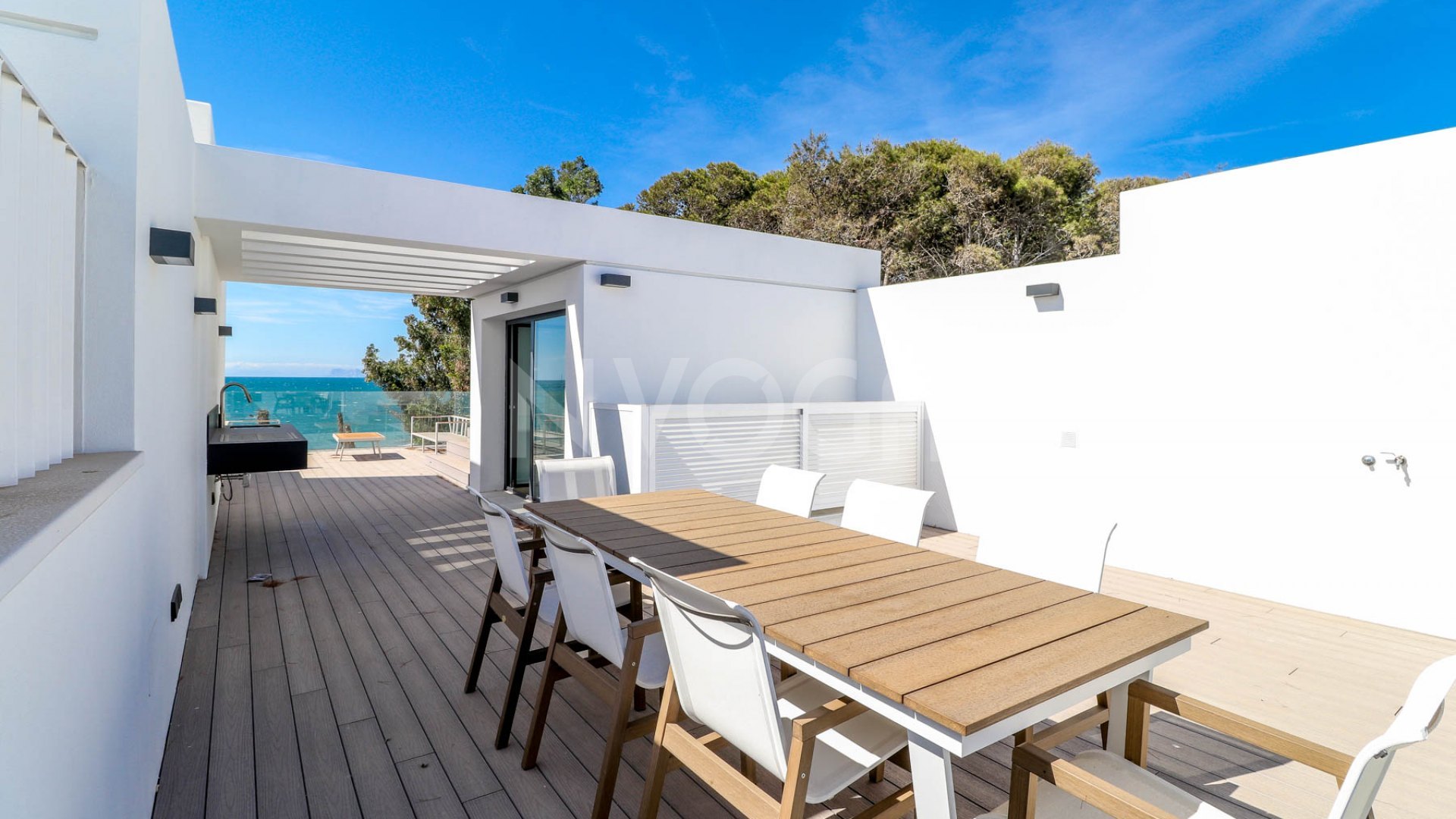 Maravillosa casa de 3 dormitorios en primera línea de playa en Estepona, con orientación sur y fantásticas vistas al mar