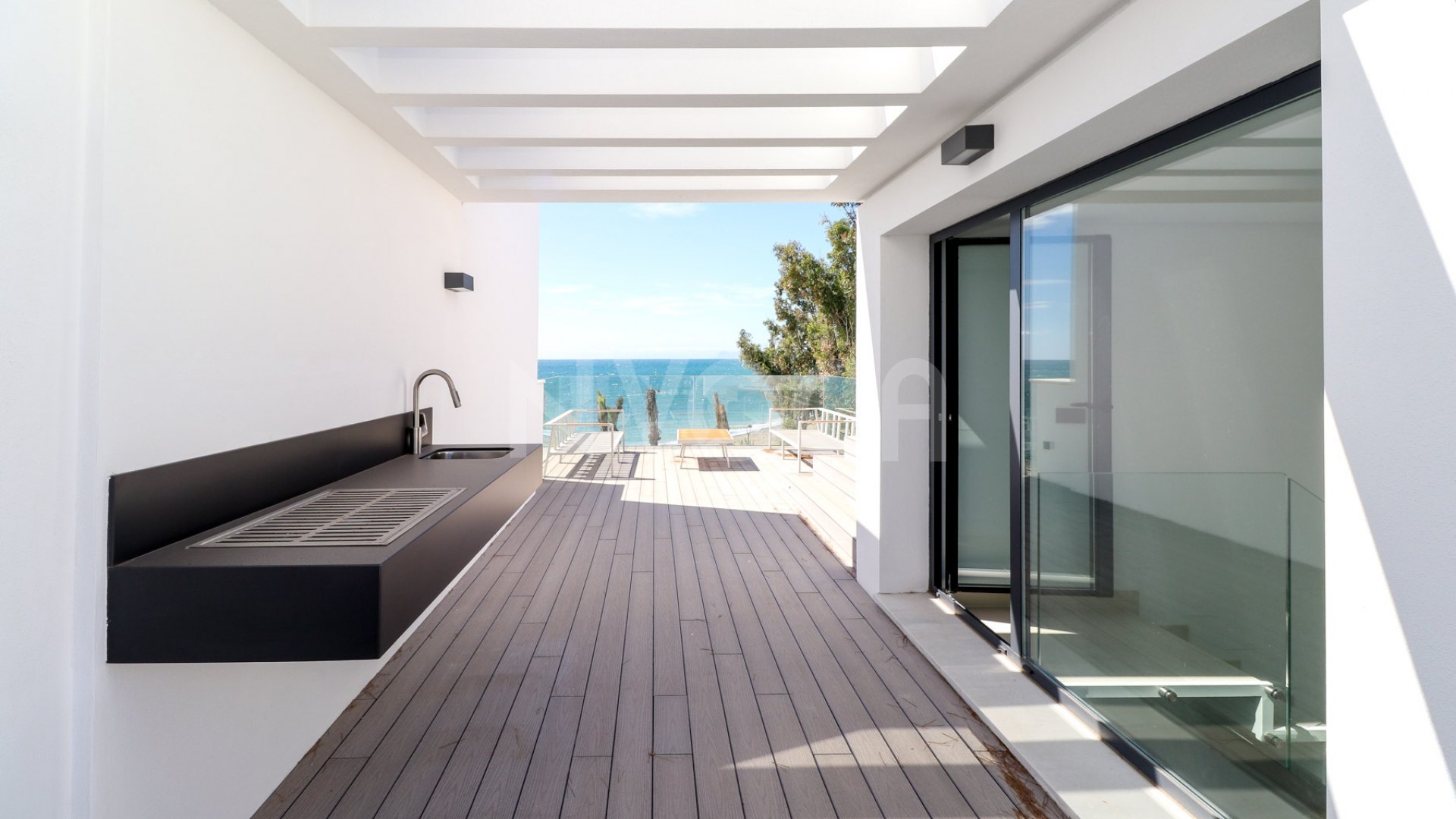 Maravillosa casa de 3 dormitorios en primera línea de playa en Estepona, con orientación sur y fantásticas vistas al mar