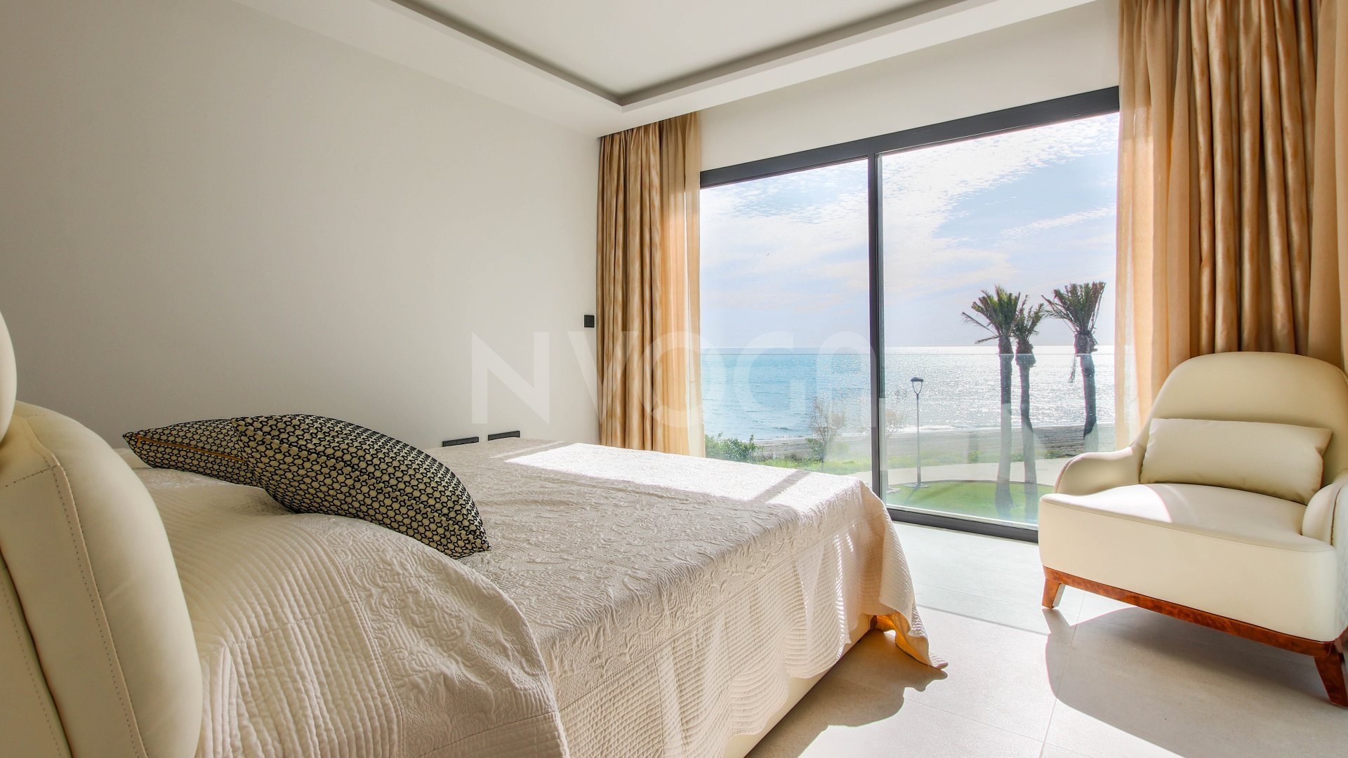 Maravillosa casa de 3 dormitorios en primera línea de playa en Estepona, con orientación sur y fantásticas vistas al mar