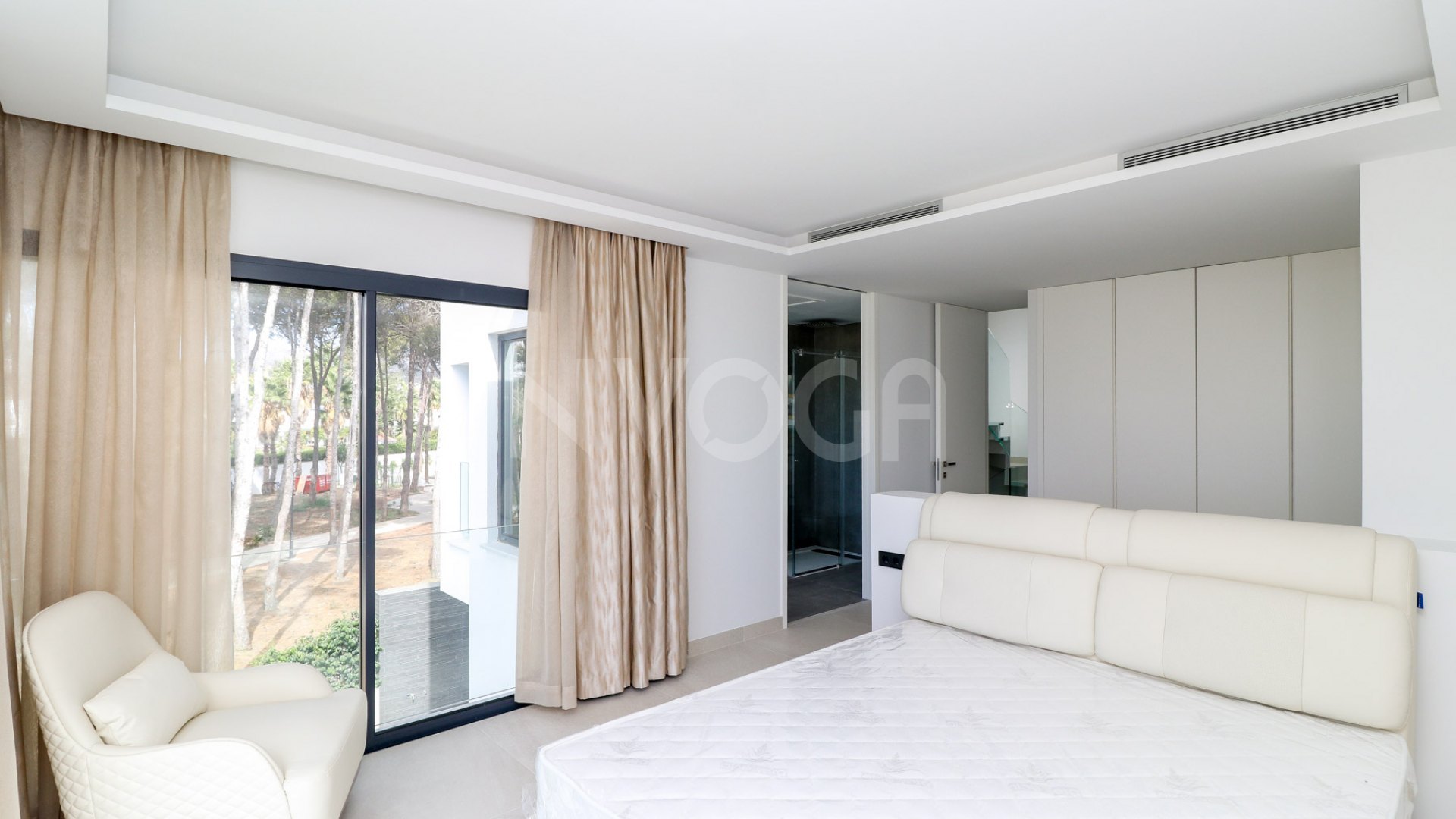 Maravillosa casa de 3 dormitorios en primera línea de playa en Estepona, con orientación sur y fantásticas vistas al mar