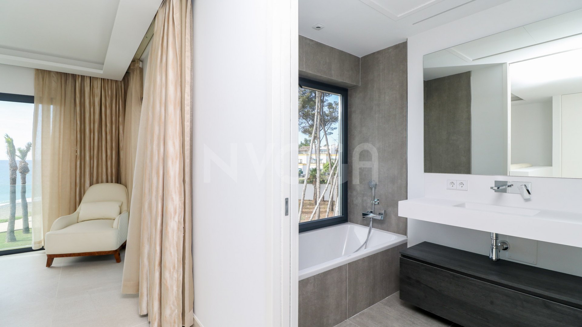 Maravillosa casa de 3 dormitorios en primera línea de playa en Estepona, con orientación sur y fantásticas vistas al mar