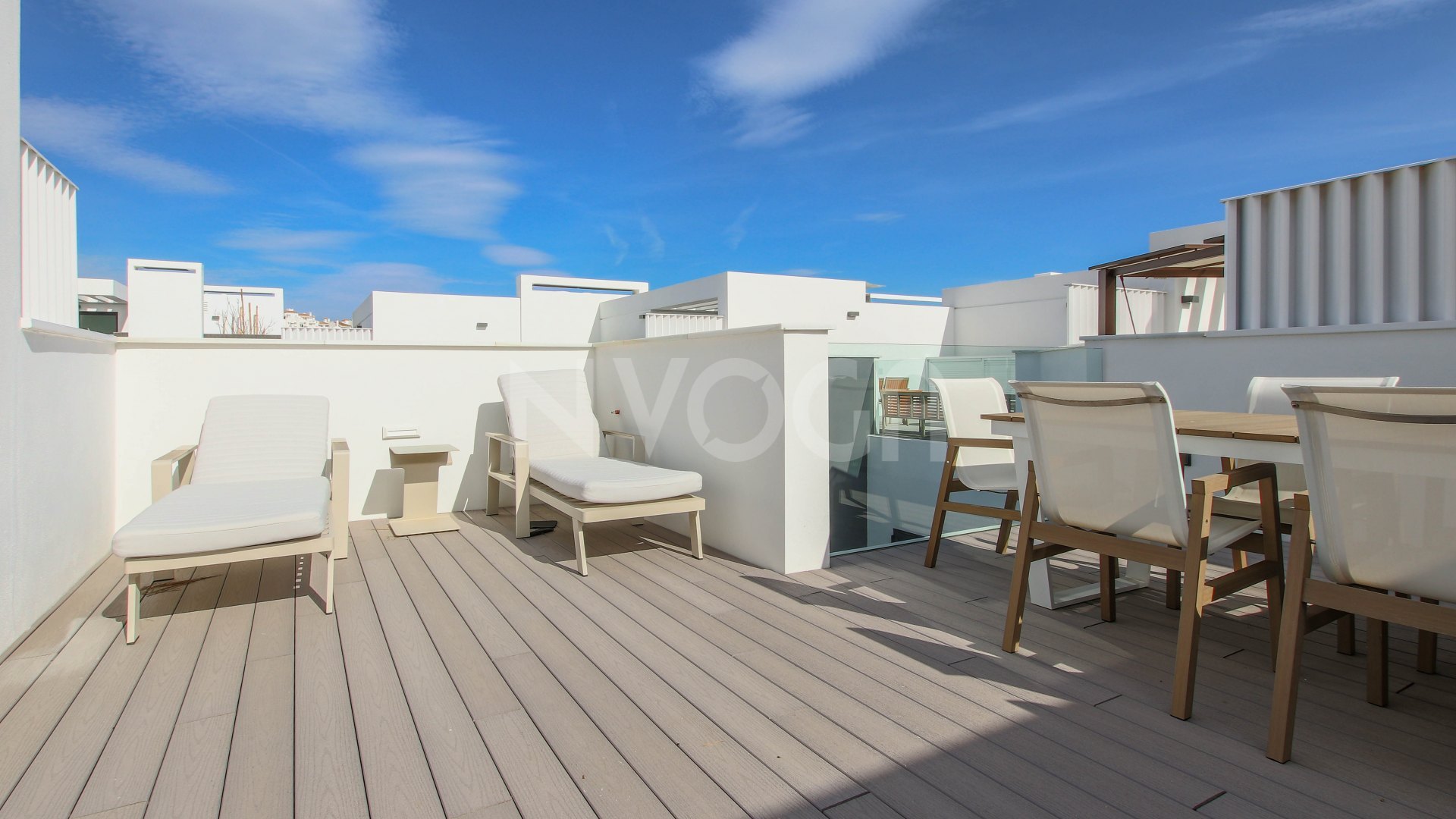 Maravillosa casa de 3 dormitorios en primera línea de playa en Estepona, con orientación sur y fantásticas vistas al mar