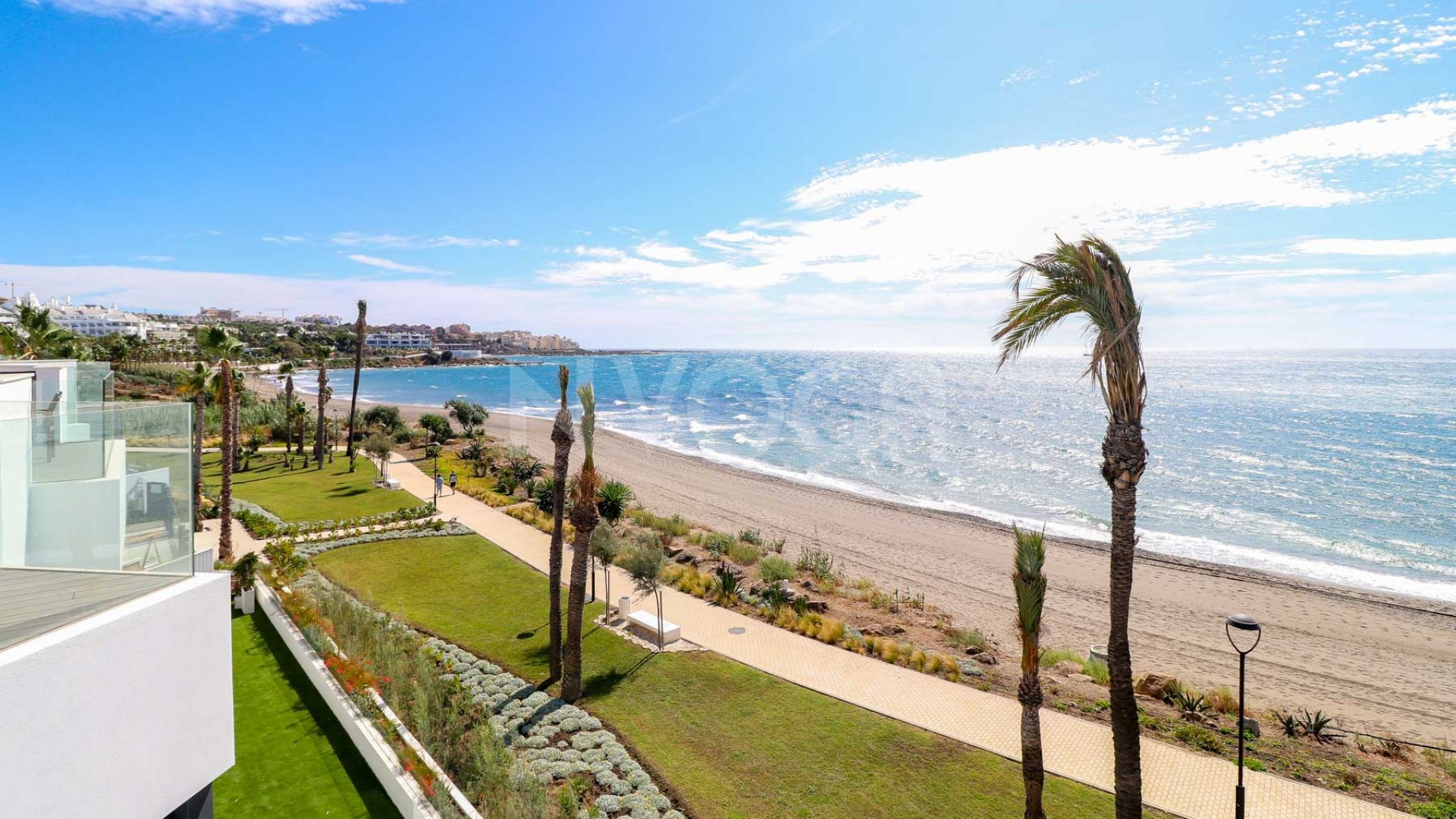 Maravillosa casa de 3 dormitorios en primera línea de playa en Estepona, con orientación sur y fantásticas vistas al mar