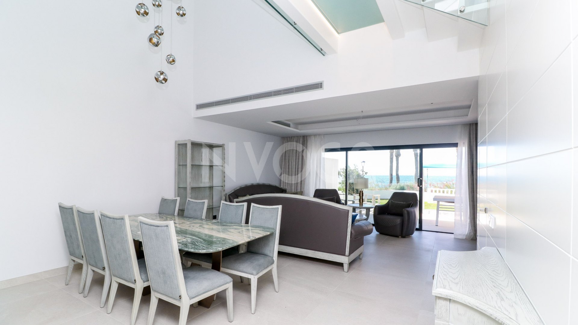 Maravillosa casa de 3 dormitorios en primera línea de playa en Estepona, con orientación sur y fantásticas vistas al mar