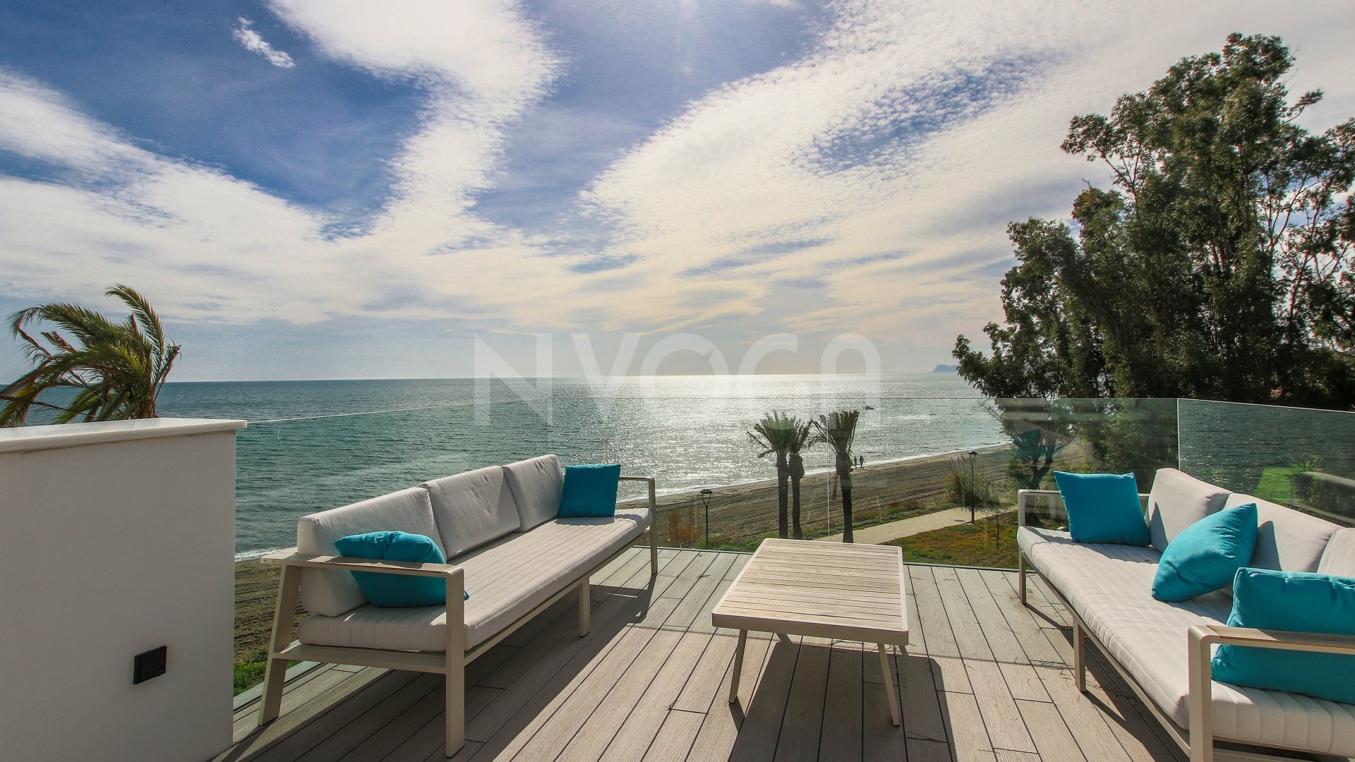 Maravillosa casa de 3 dormitorios en primera línea de playa en Estepona, con orientación sur y fantásticas vistas al mar