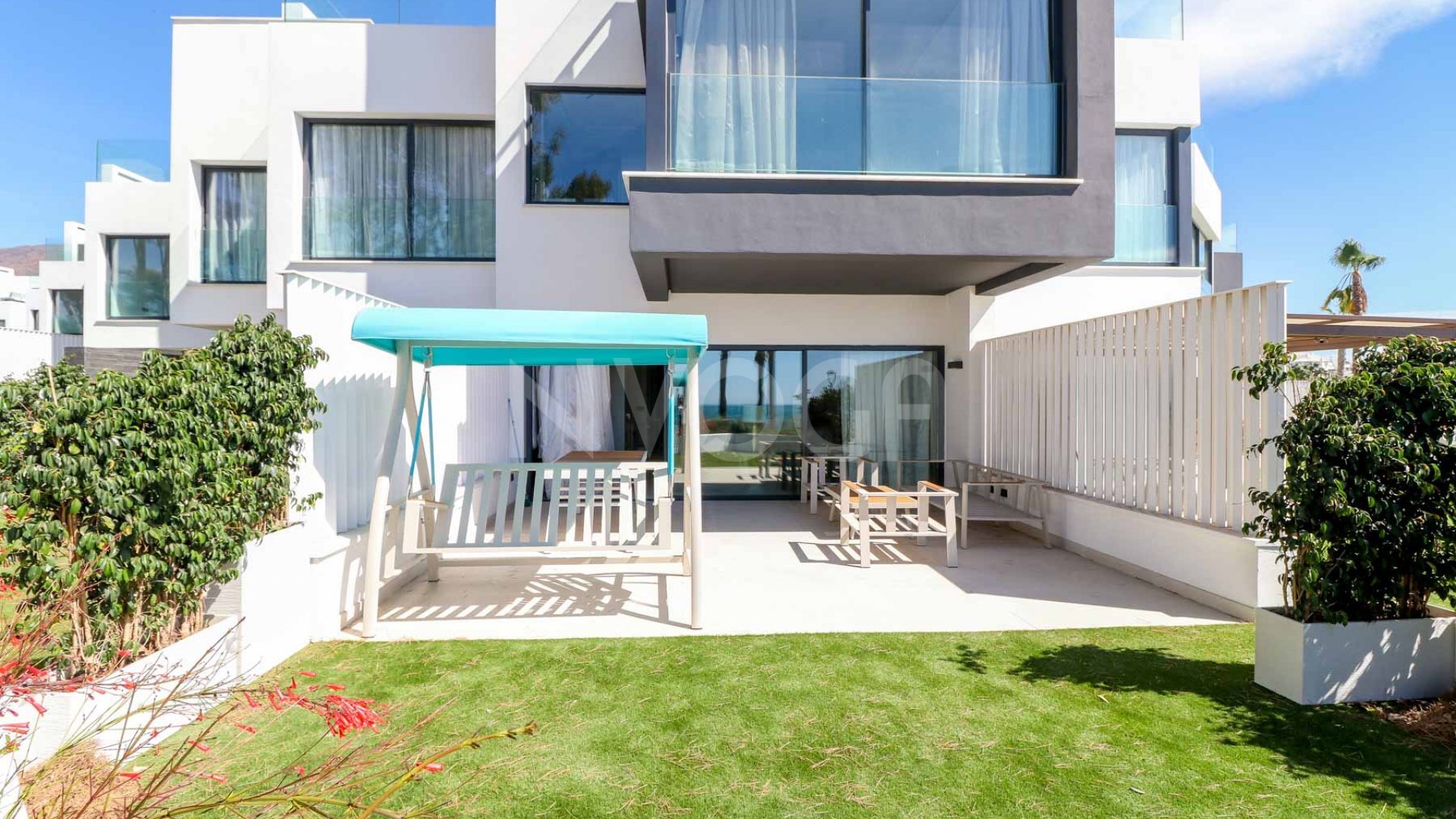 Maravillosa casa de 3 dormitorios en primera línea de playa en Estepona, con orientación sur y fantásticas vistas al mar