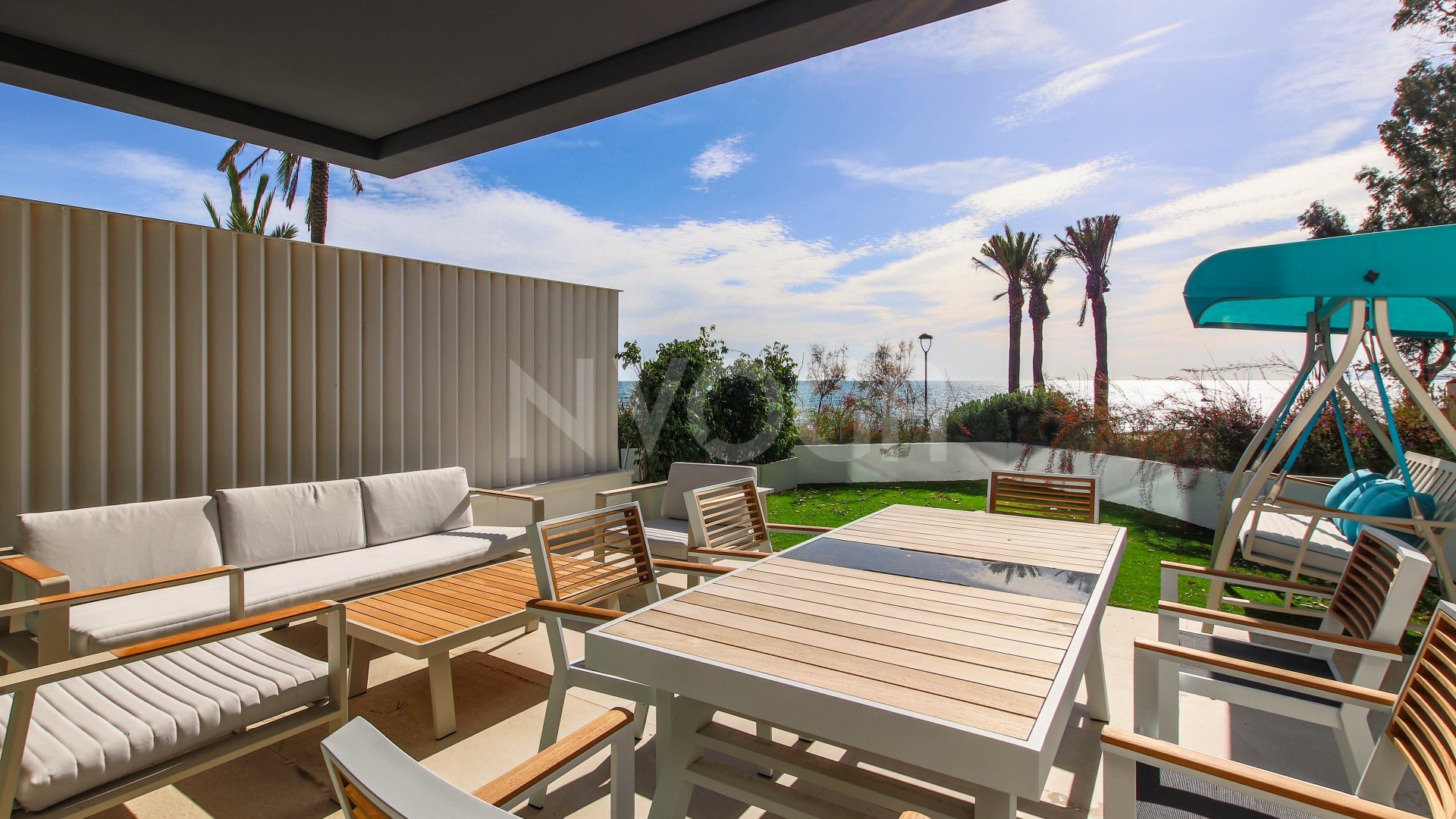 Maravillosa casa de 3 dormitorios en primera línea de playa en Estepona, con orientación sur y fantásticas vistas al mar