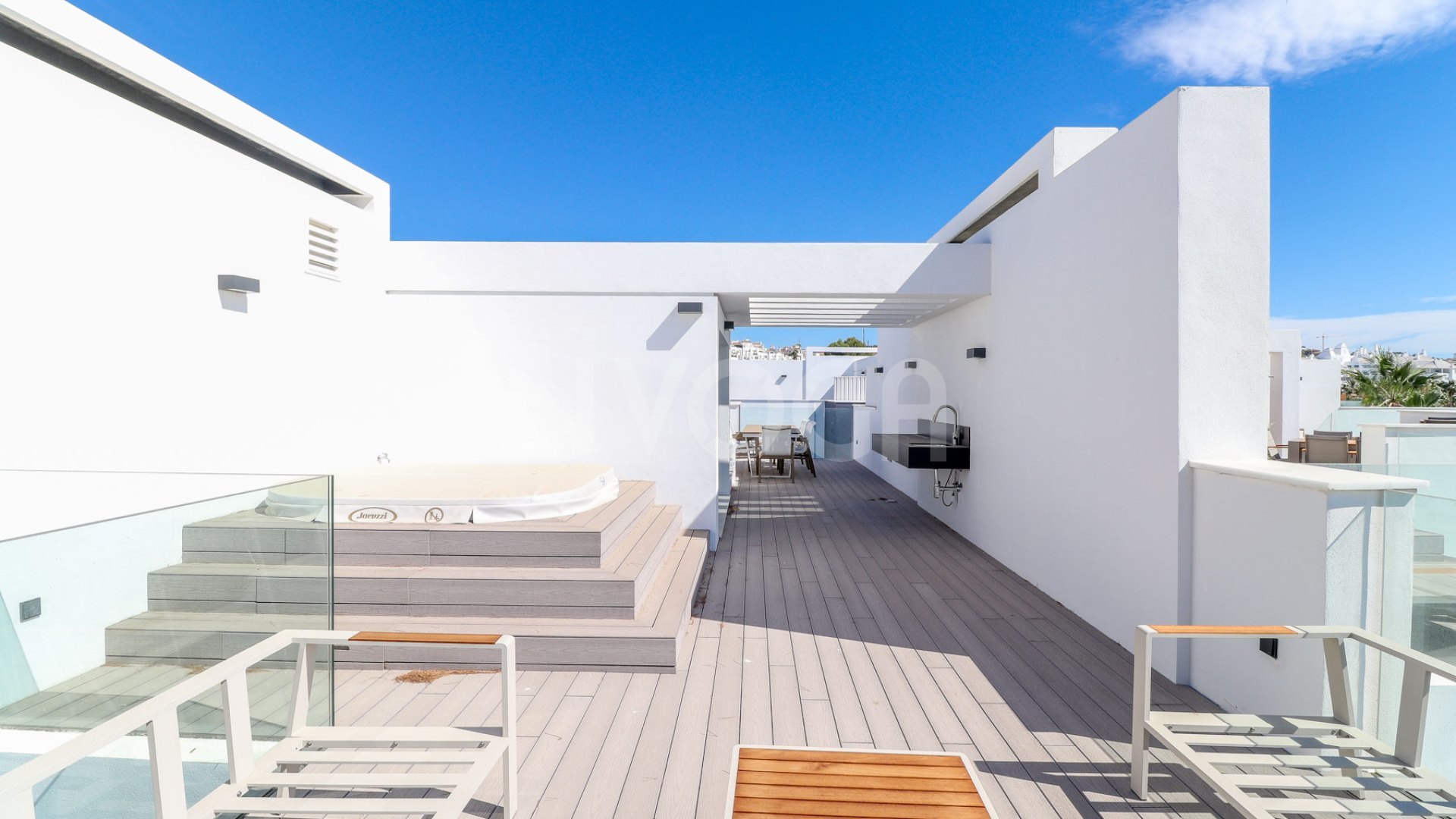 Maravillosa casa de 3 dormitorios en primera línea de playa en Estepona, con orientación sur y fantásticas vistas al mar