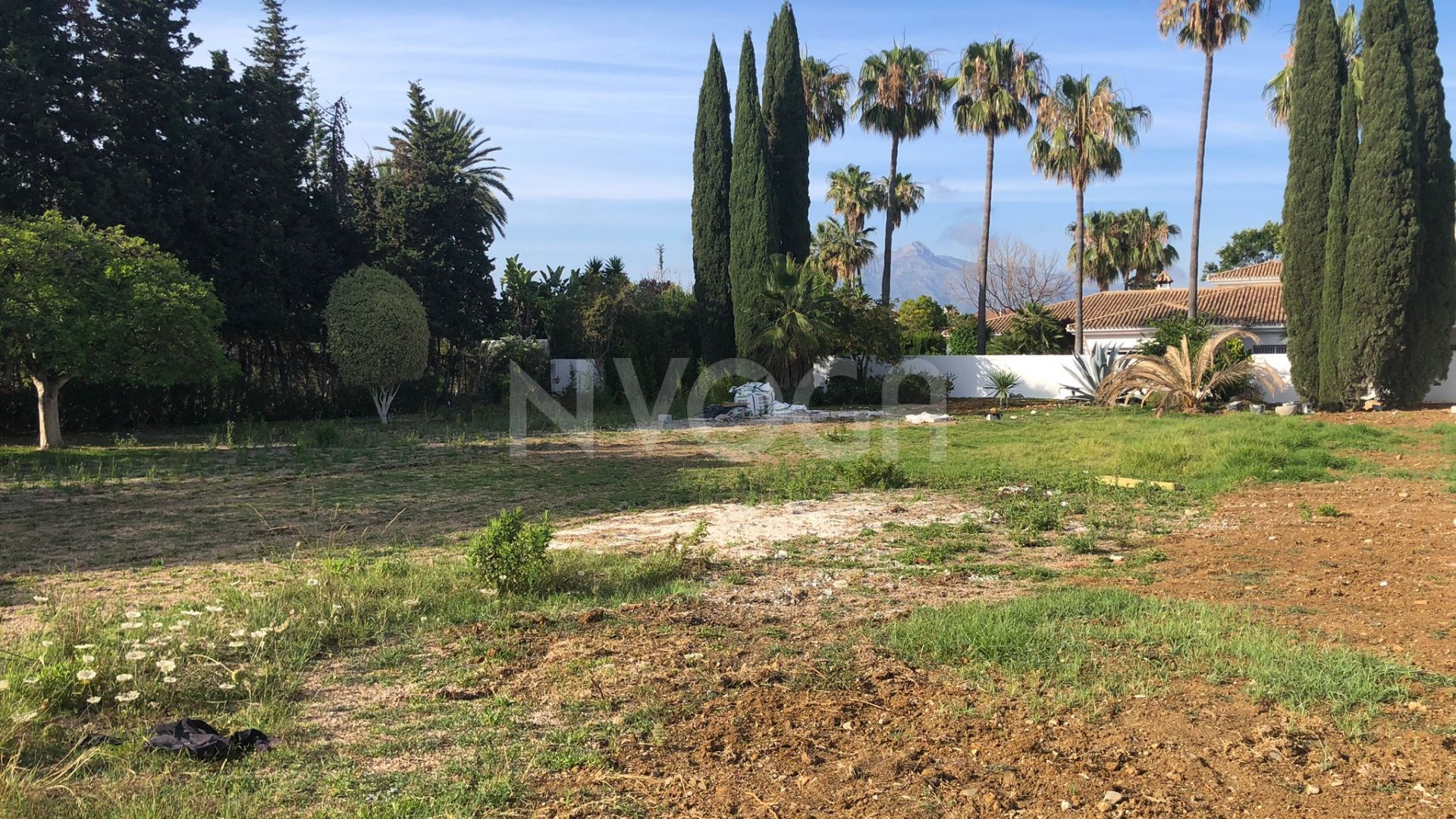 Magnificent plot of 2,000 m2 with project to build a beautiful villa, in the prestigious area of Guadalmina Baja