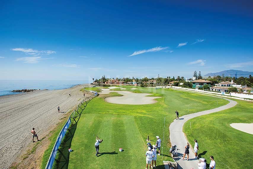 Magnificent plot of 2,000 m2 with project to build a beautiful villa, in the prestigious area of Guadalmina Baja
