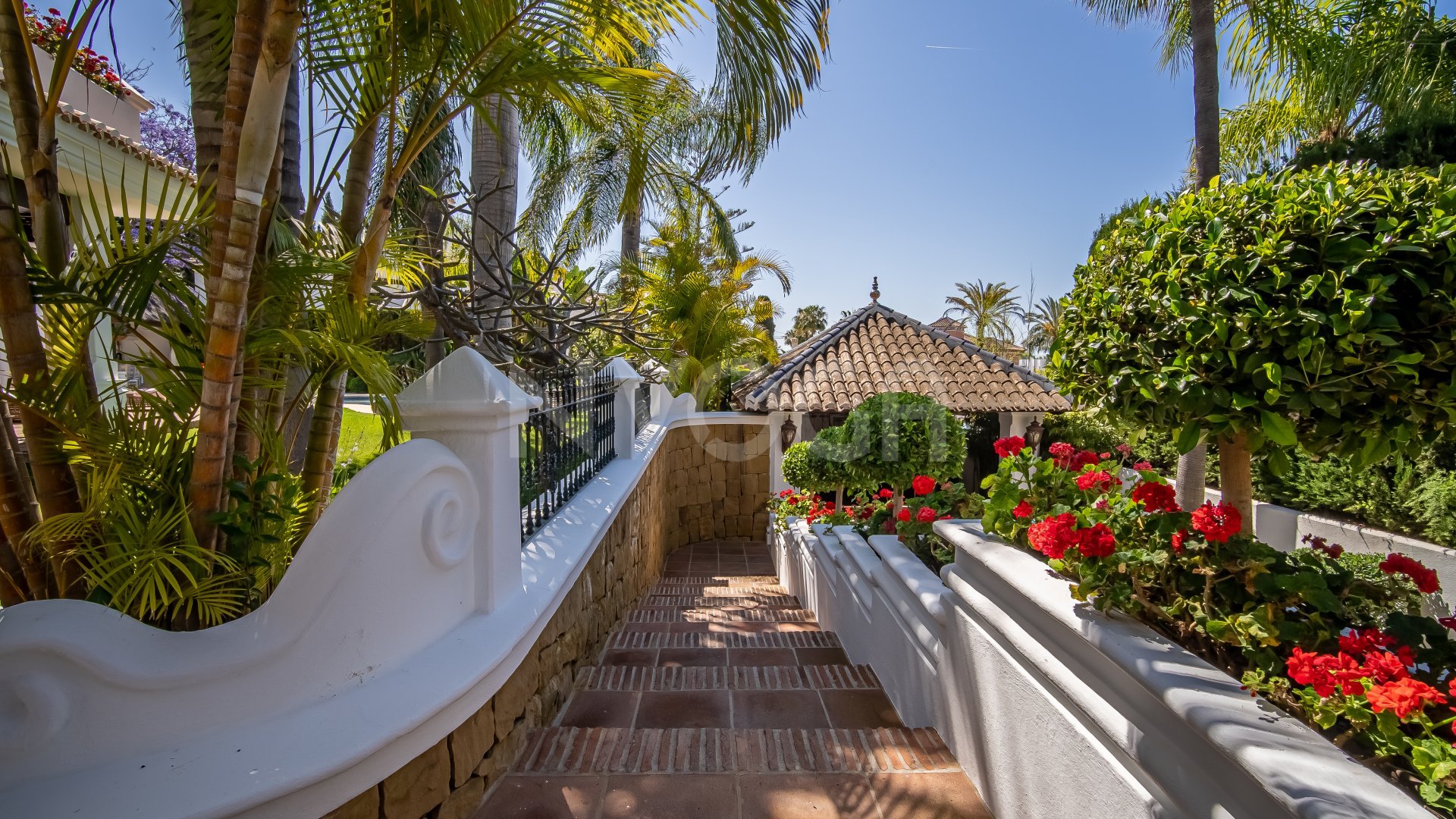 Espectacular villa con vistas al mar en Bahia de Marbella, Marbella Este