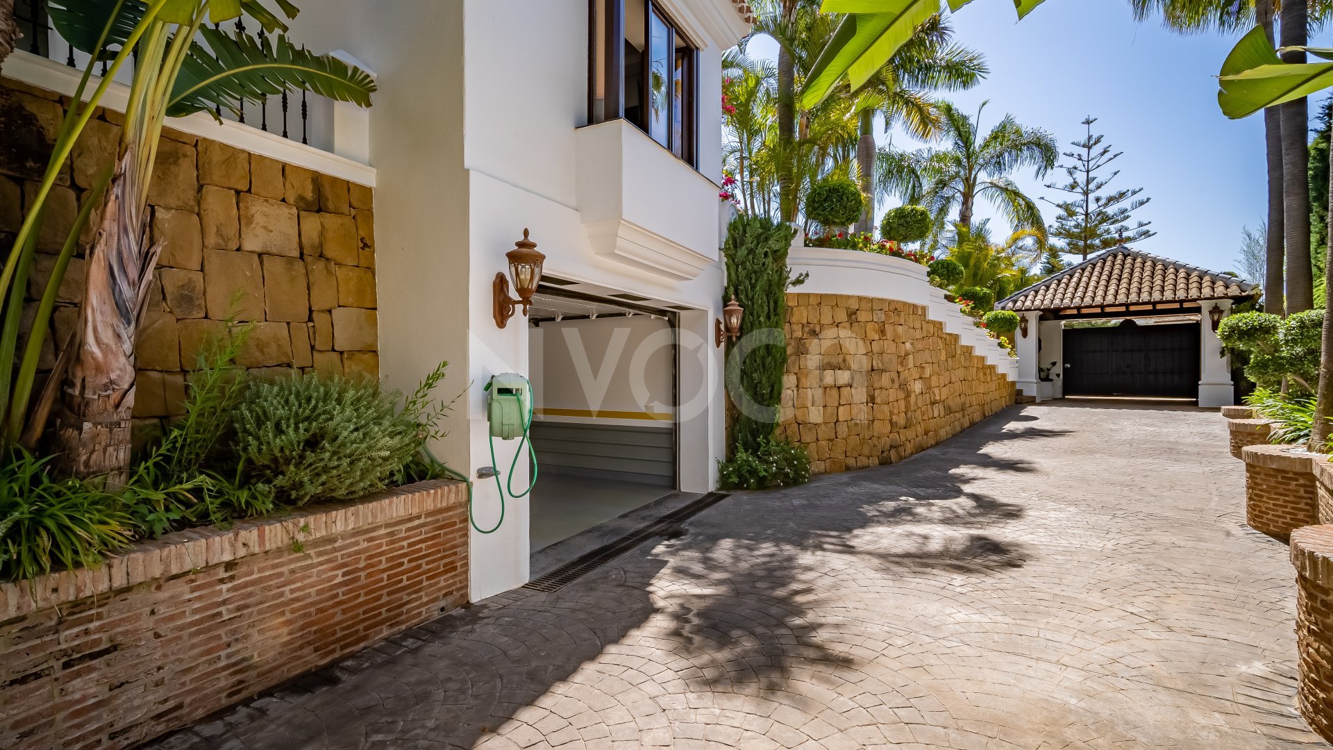 Espectacular villa con vistas al mar en Bahia de Marbella, Marbella Este