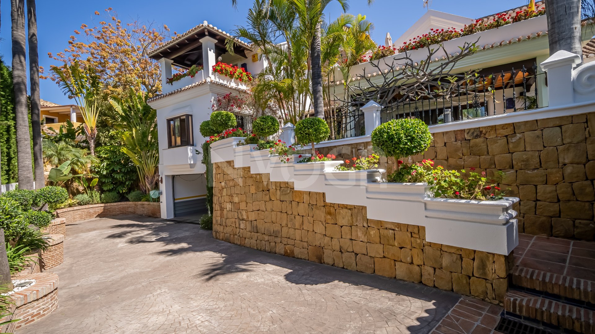 Espectacular villa con vistas al mar en Bahia de Marbella, Marbella Este