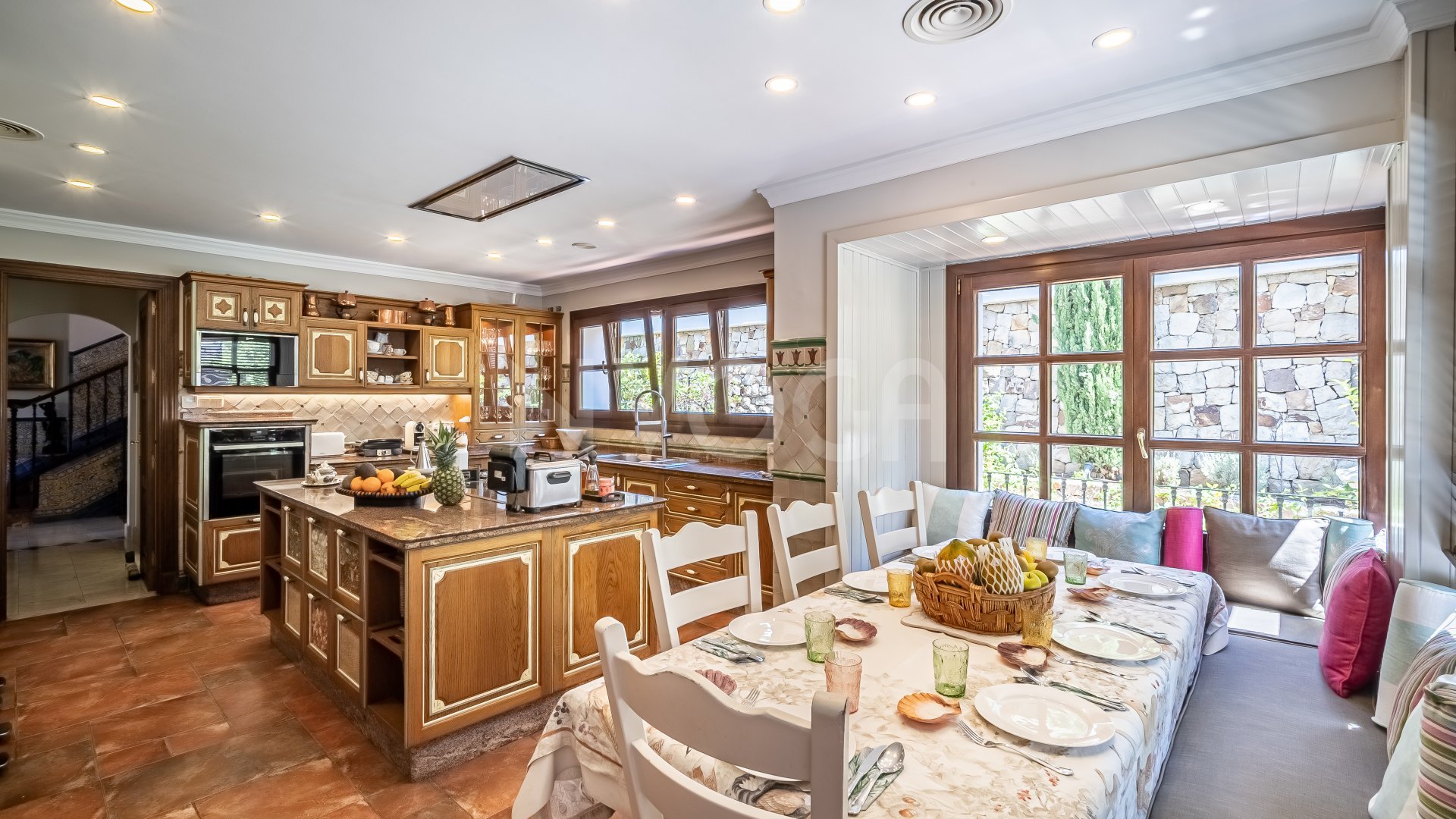 Espectacular villa con vistas al mar en Bahia de Marbella, Marbella Este