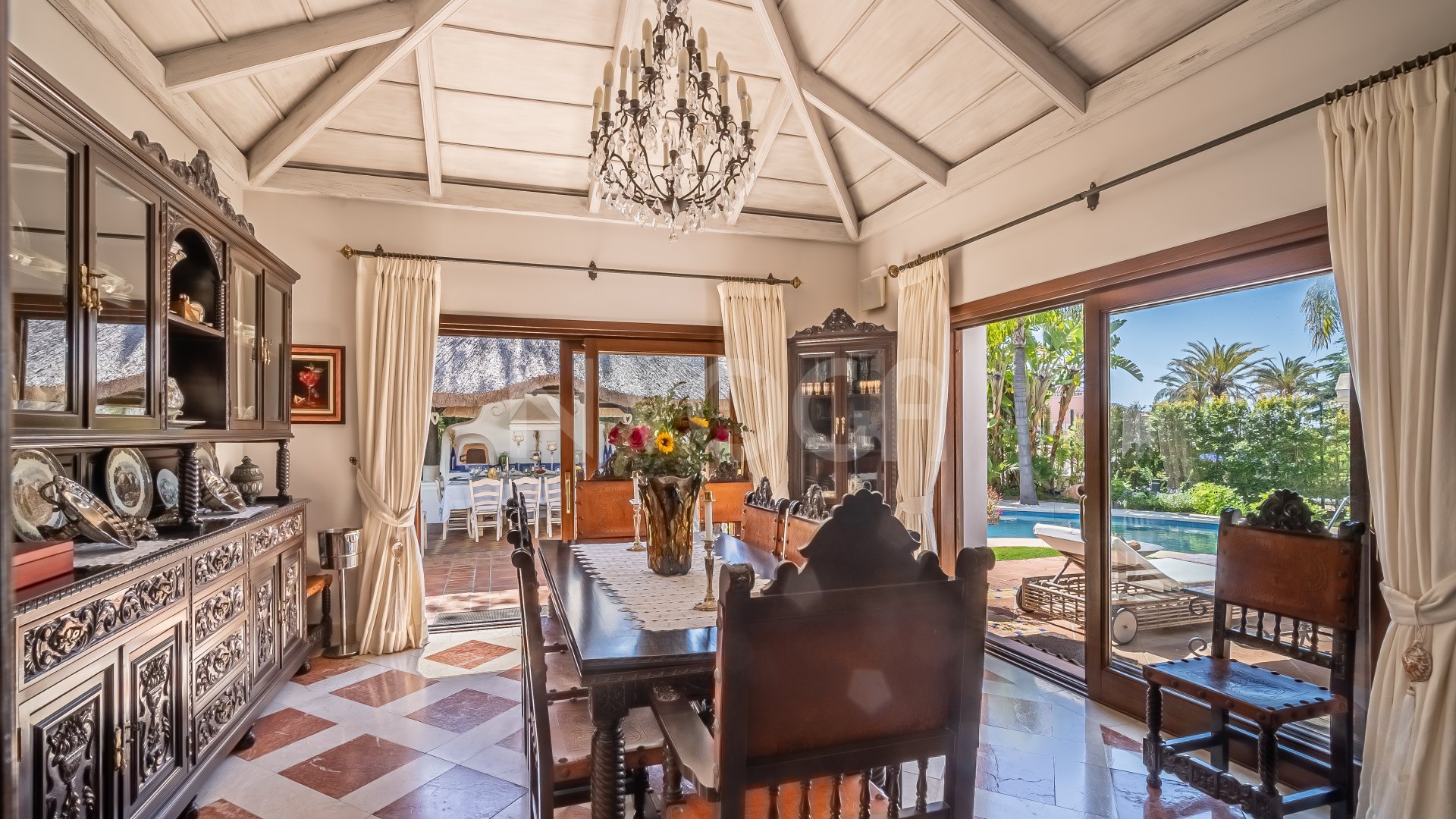 Espectacular villa con vistas al mar en Bahia de Marbella, Marbella Este