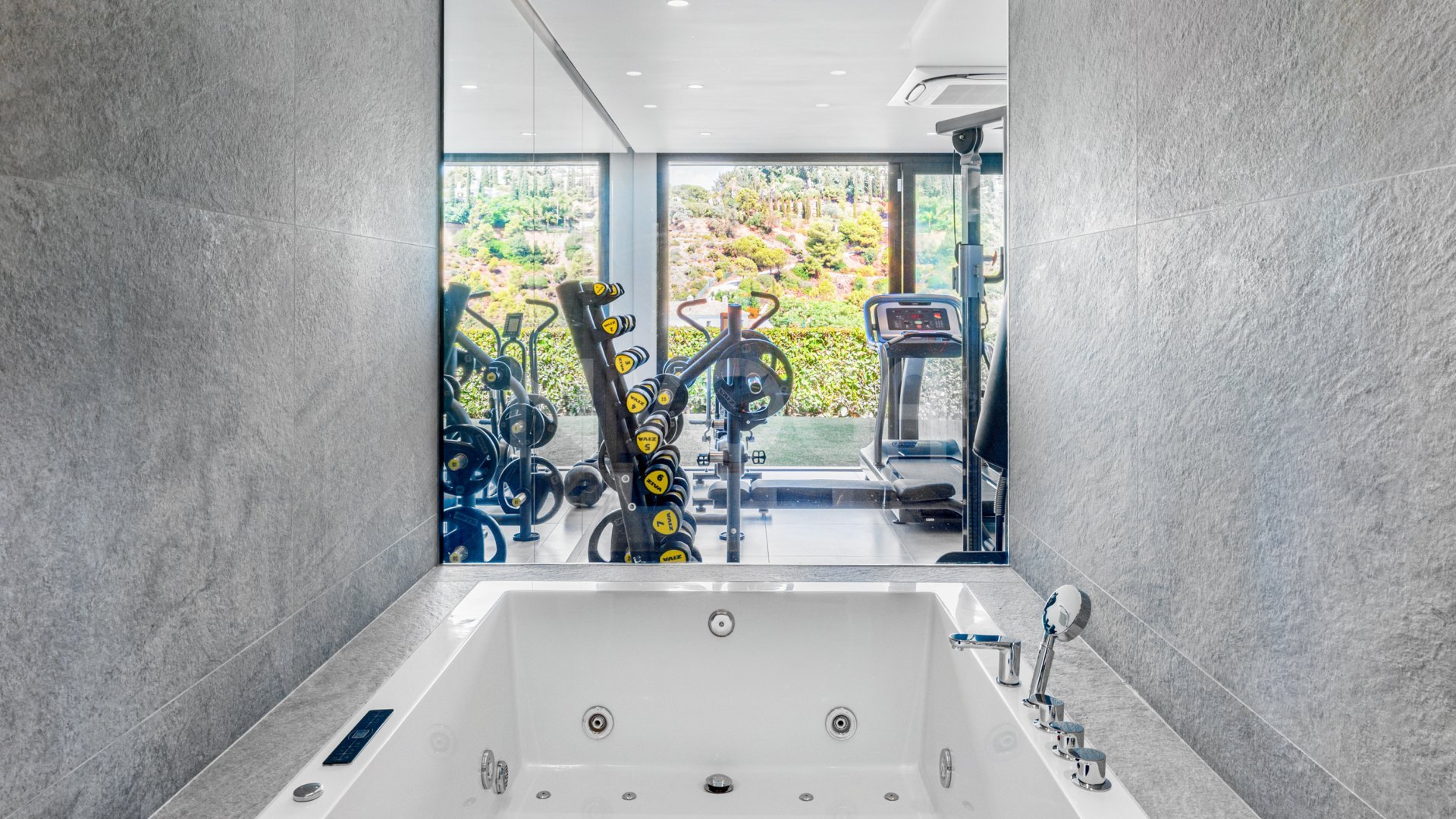 Impressive villa in a luxury residence in El Madroñal, Benahavís