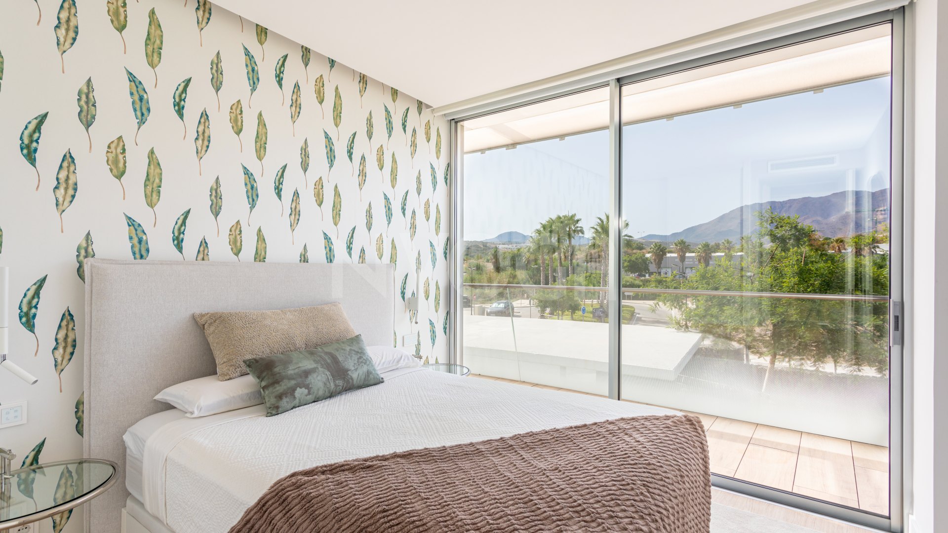 Magnifico apartamento en primera linea de playa con espectaculares vistas al mar en Estepona.