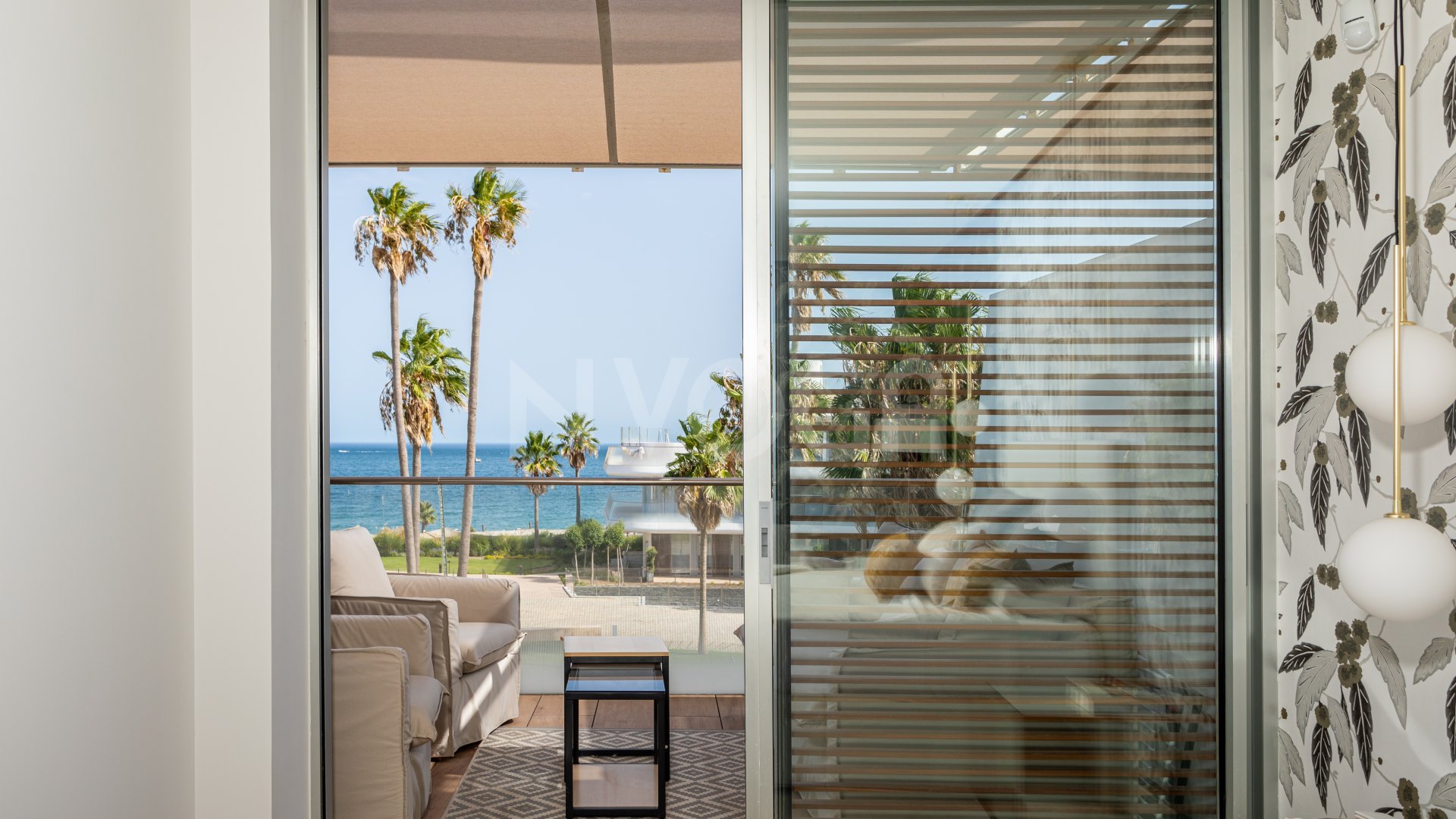 Magnifico apartamento en primera linea de playa con espectaculares vistas al mar en Estepona.