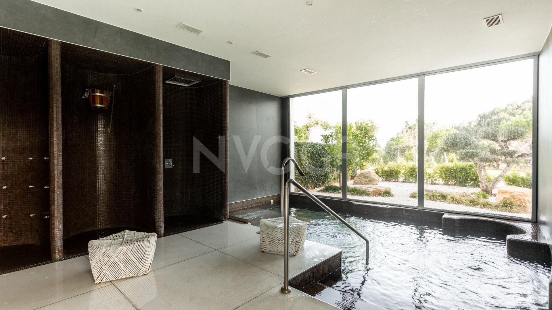 Magnifico apartamento en primera linea de playa con espectaculares vistas al mar en Estepona.