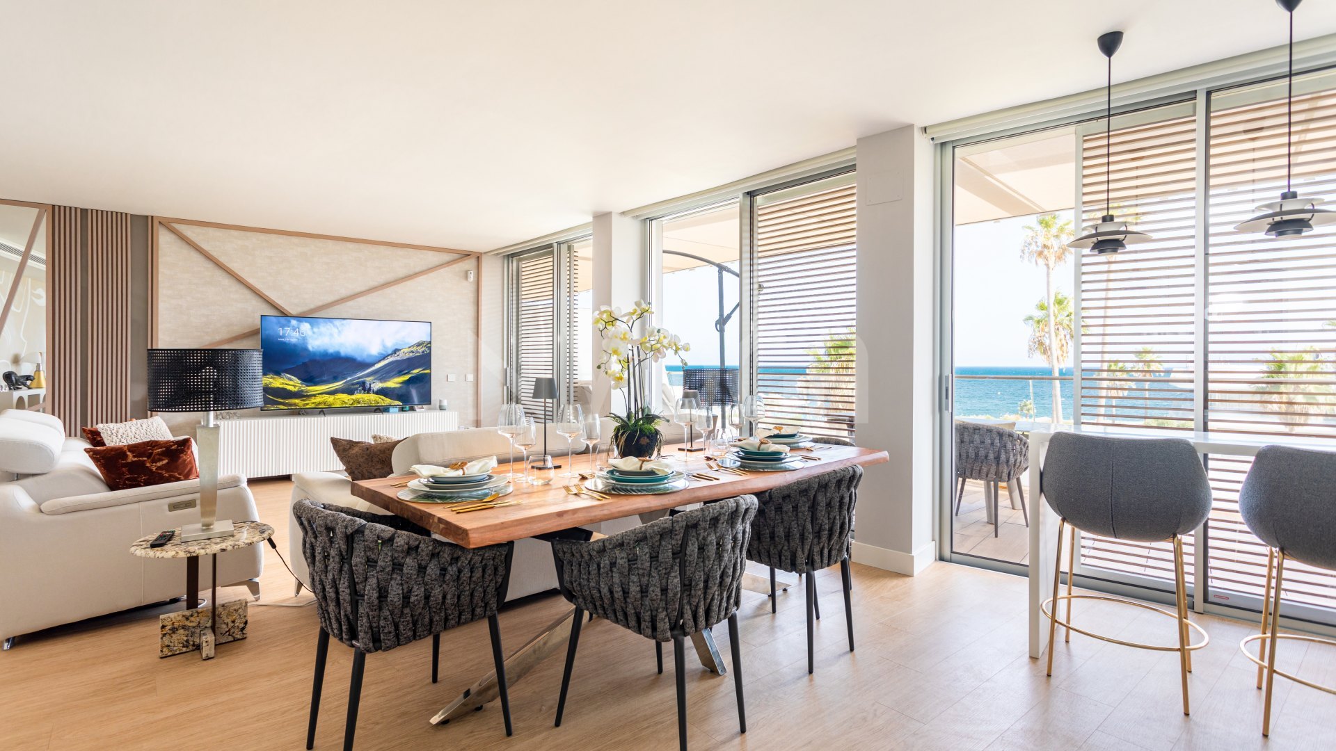 Magnifico apartamento en primera linea de playa con espectaculares vistas al mar en Estepona.