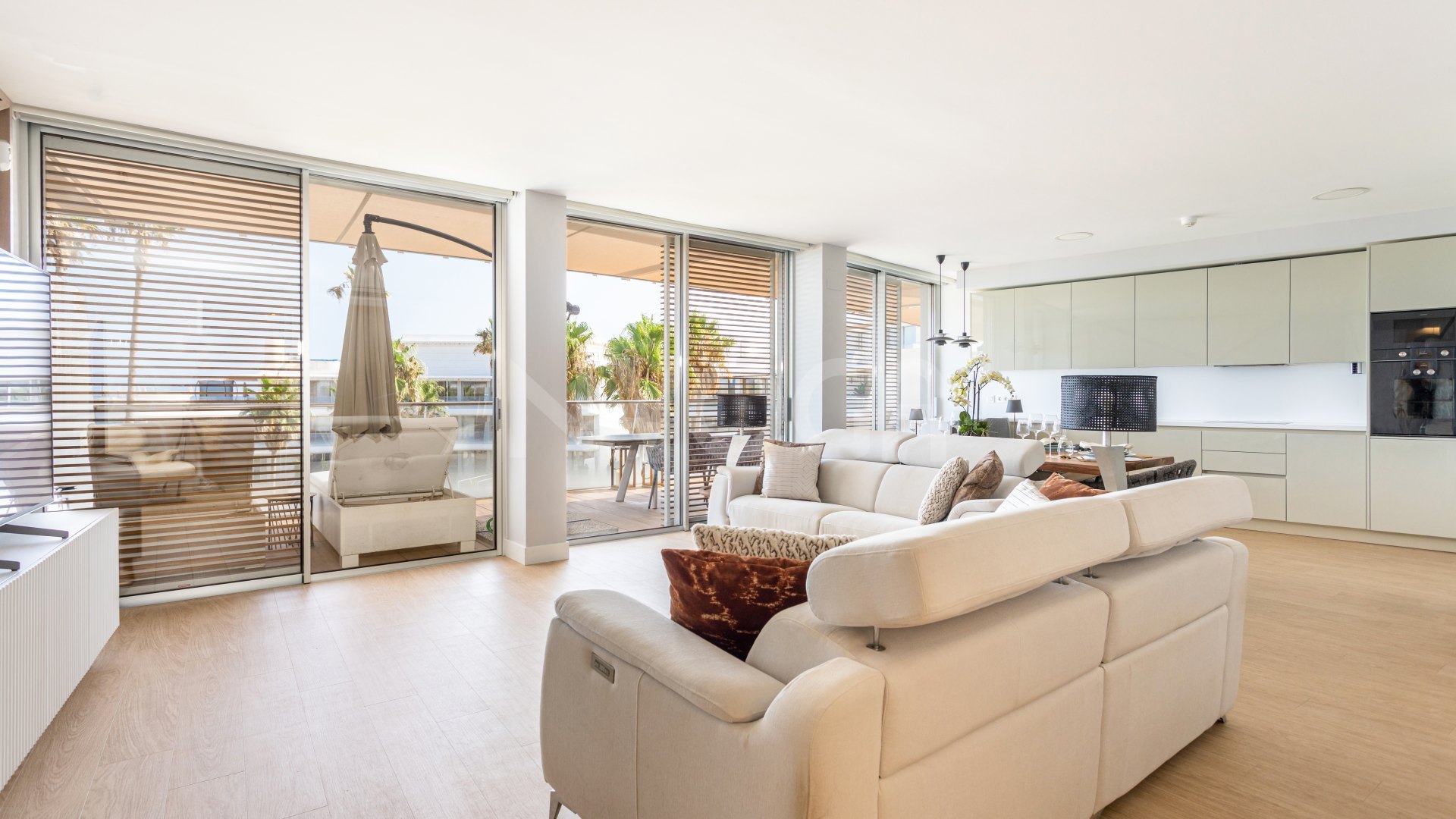 Magnifico apartamento en primera linea de playa con espectaculares vistas al mar en Estepona.
