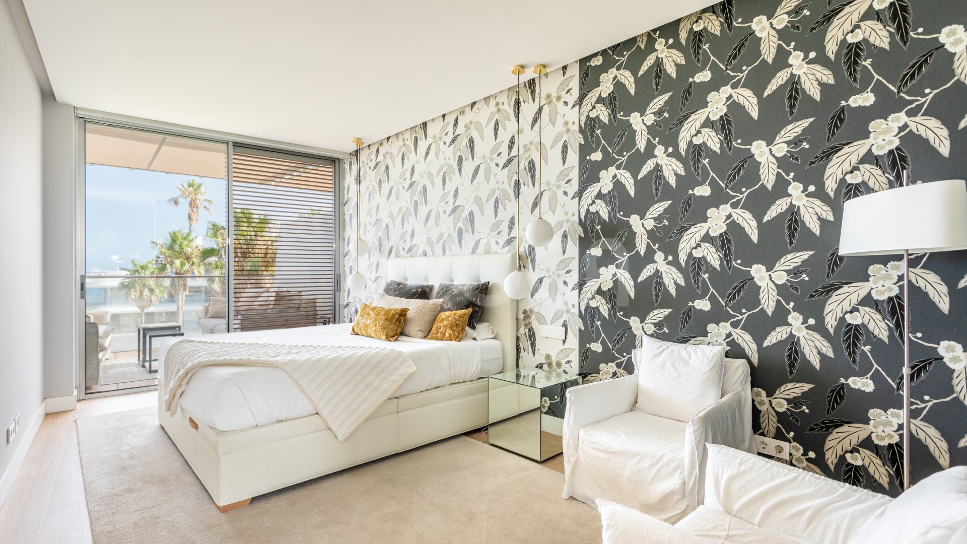 Magnifico apartamento en primera linea de playa con espectaculares vistas al mar en Estepona.