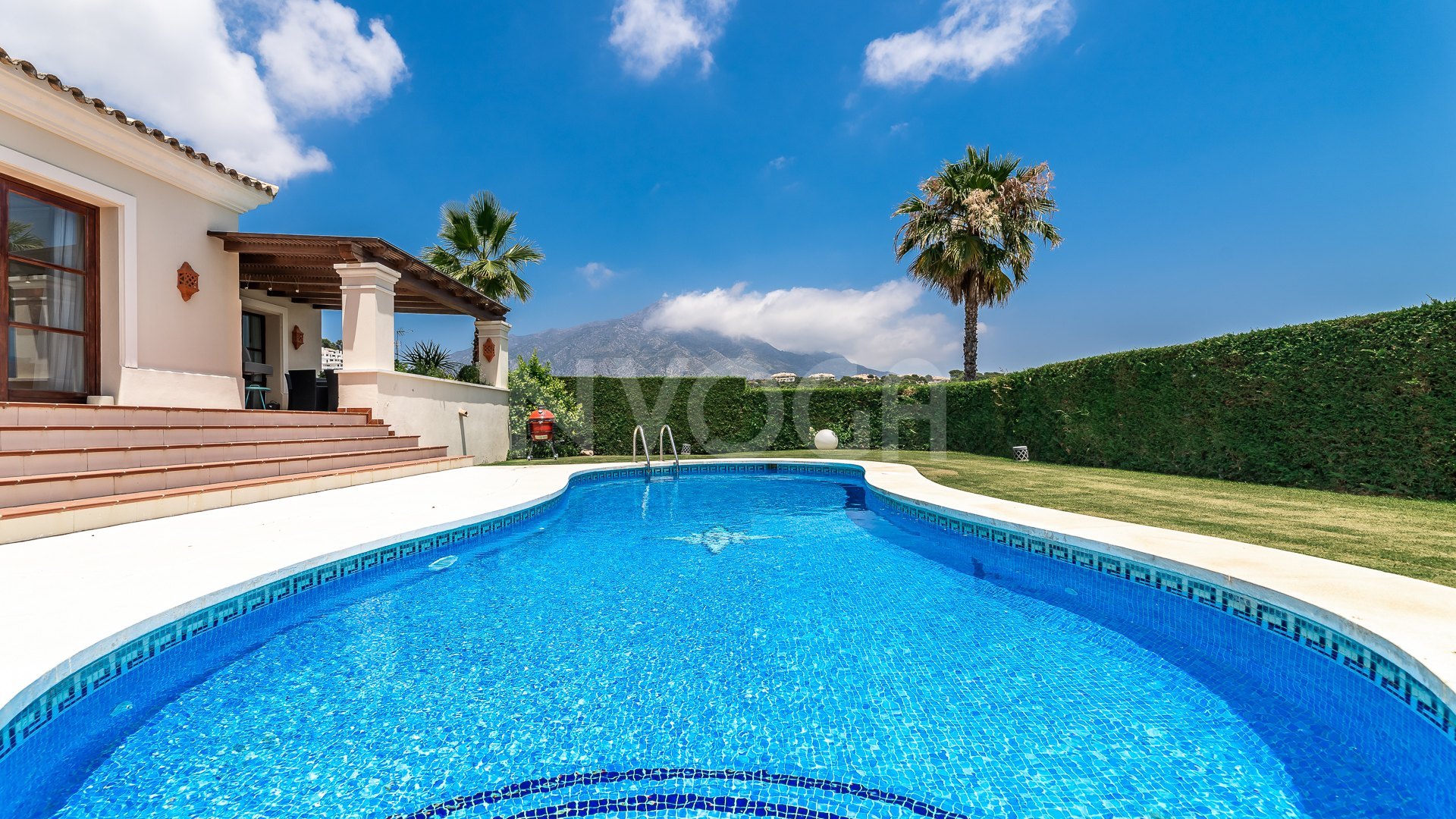 Impresionante villa con vistas al mar en Nueva Andalucia, Marbella