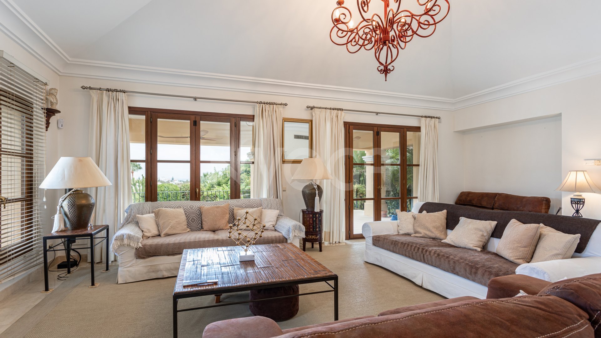 Impresionante villa de estilo clásico, situada en el corazón del prestigioso Valle del Golf en Nueva Andalucía