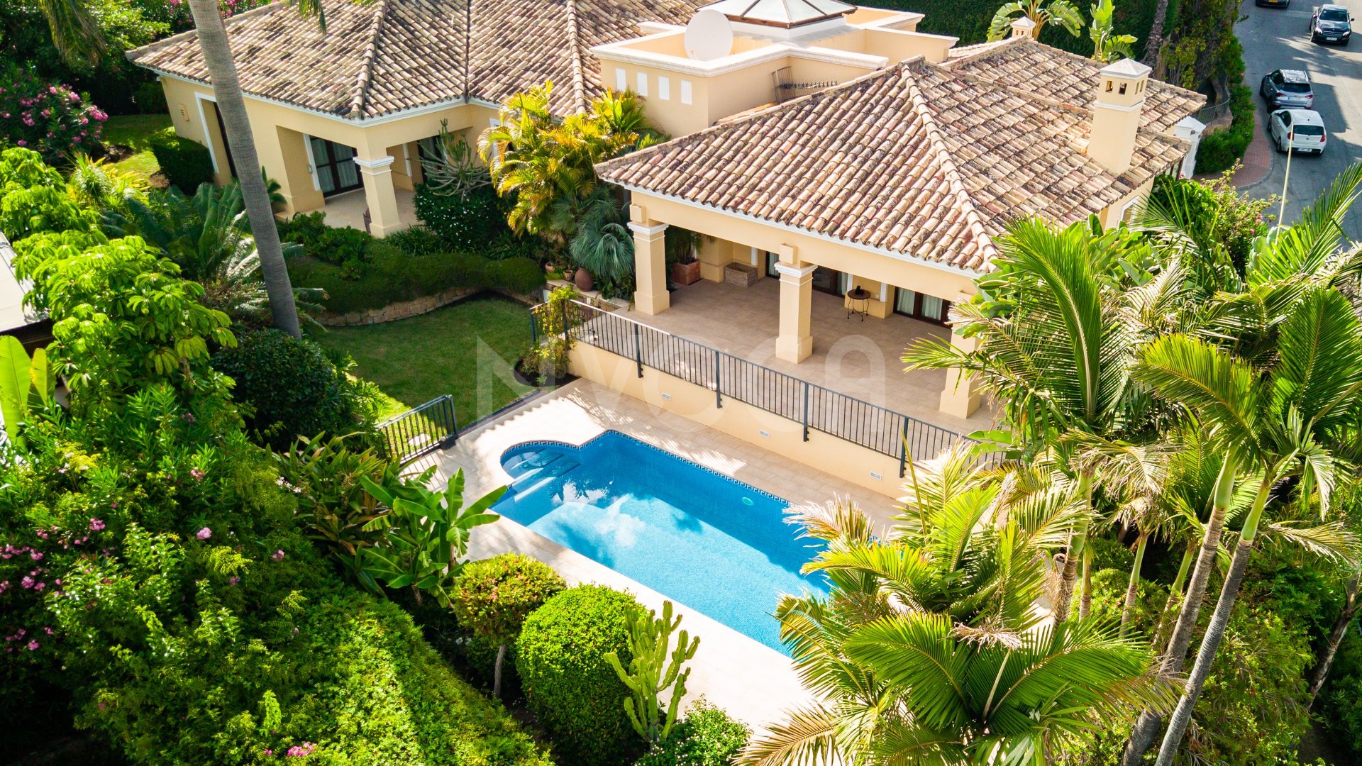 Impresionante villa de estilo clásico, situada en el corazón del prestigioso Valle del Golf en Nueva Andalucía