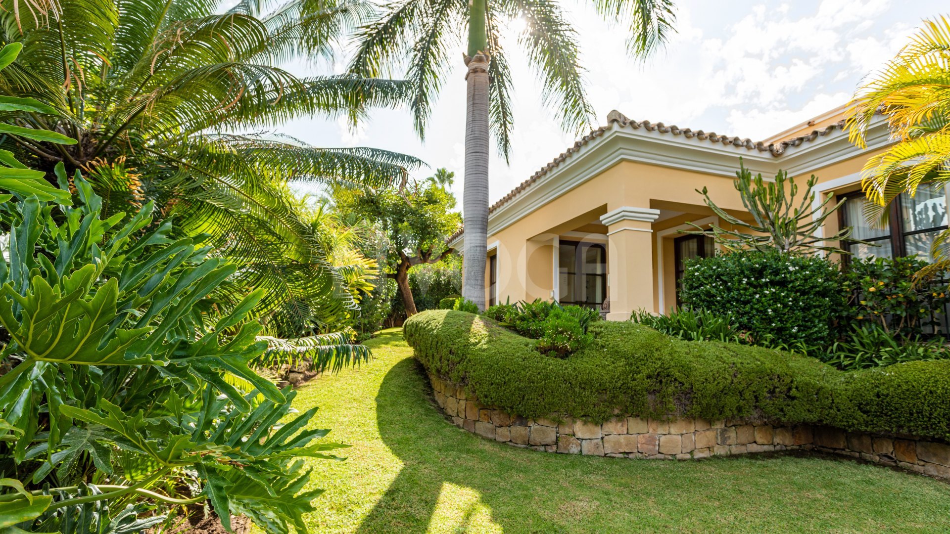 Impresionante villa de estilo clásico, situada en el corazón del prestigioso Valle del Golf en Nueva Andalucía