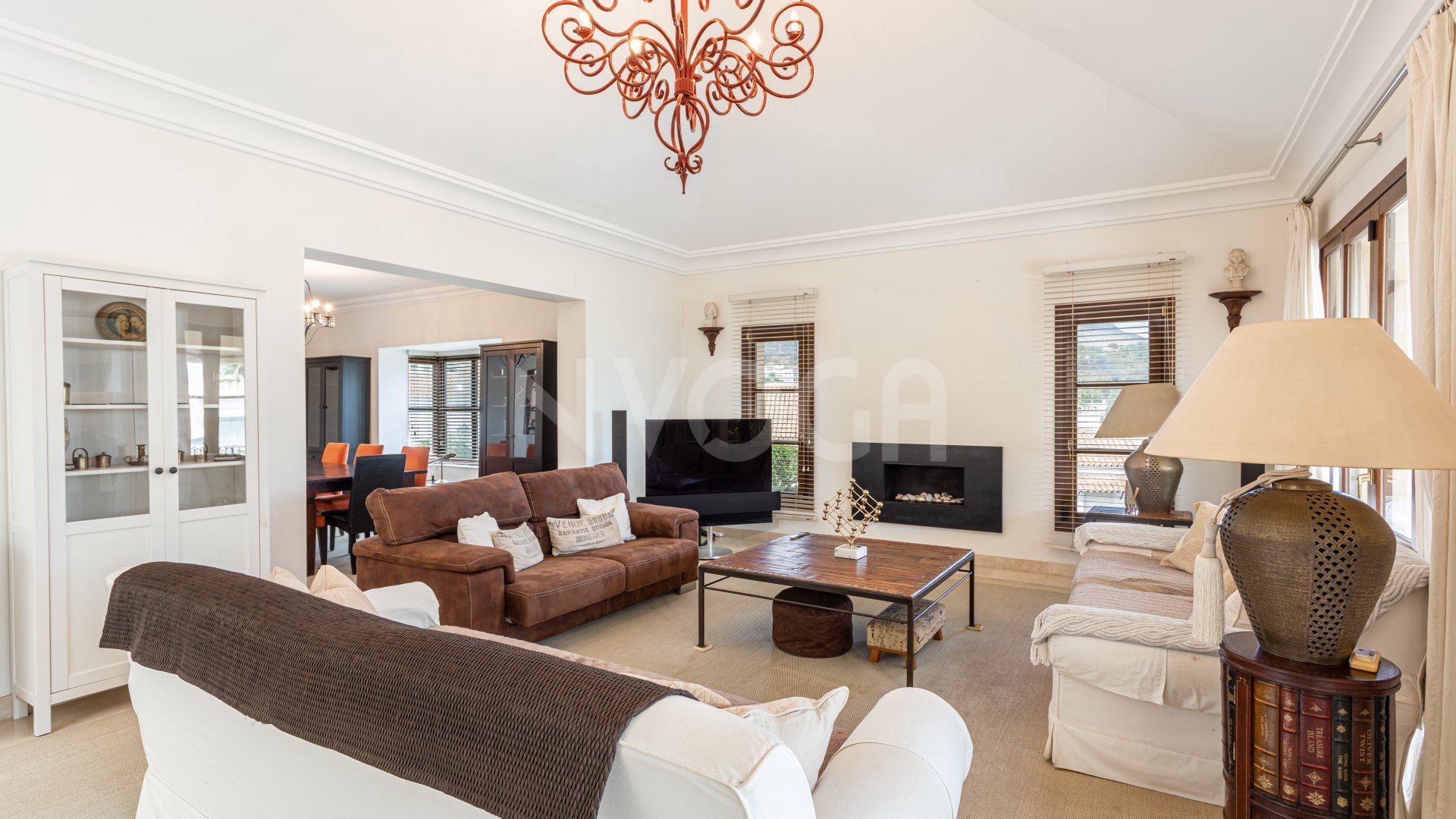 Impresionante villa de estilo clásico, situada en el corazón del prestigioso Valle del Golf en Nueva Andalucía