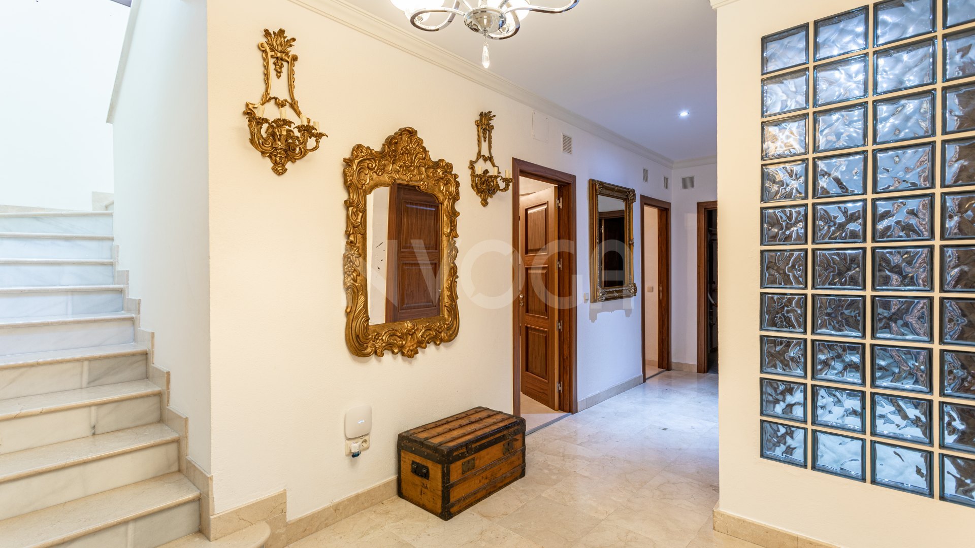 Impresionante villa de estilo clásico, situada en el corazón del prestigioso Valle del Golf en Nueva Andalucía