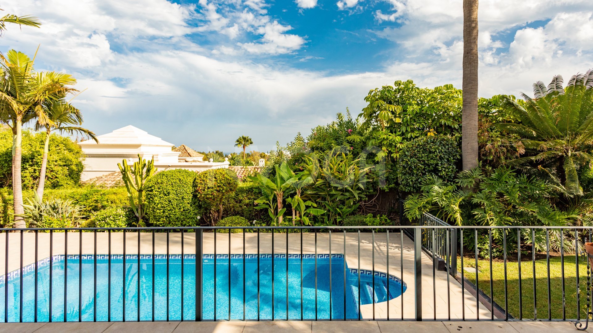 Impresionante villa de estilo clásico, situada en el corazón del prestigioso Valle del Golf en Nueva Andalucía