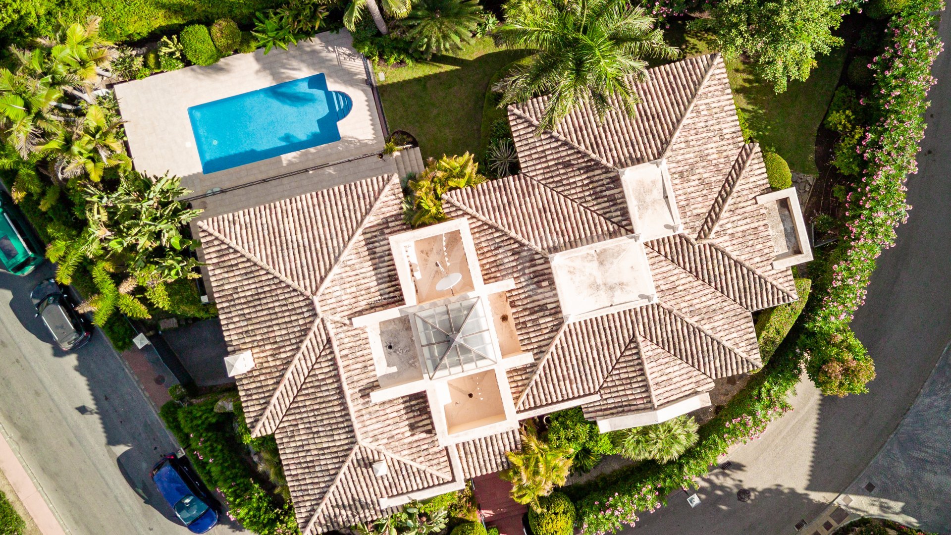 Impresionante villa de estilo clásico, situada en el corazón del prestigioso Valle del Golf en Nueva Andalucía