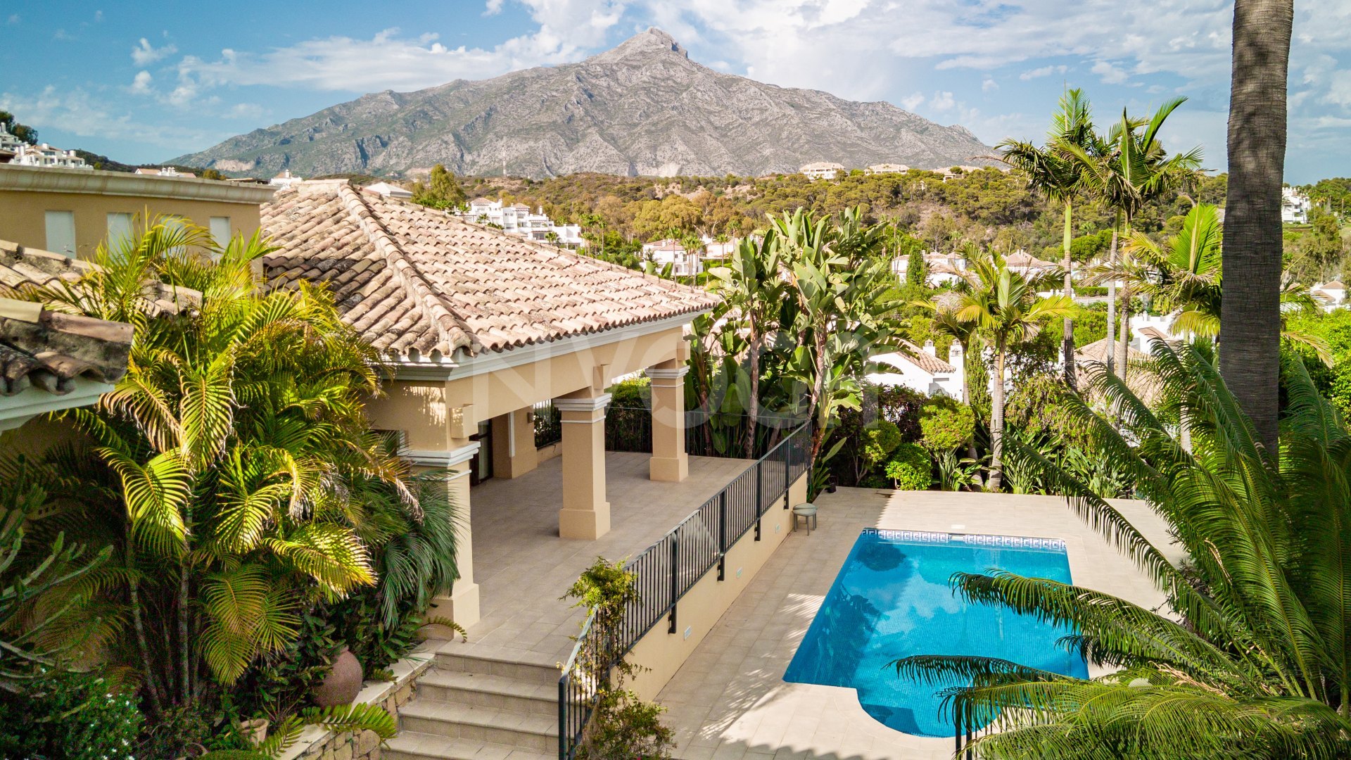 Impresionante villa de estilo clásico, situada en el corazón del prestigioso Valle del Golf en Nueva Andalucía