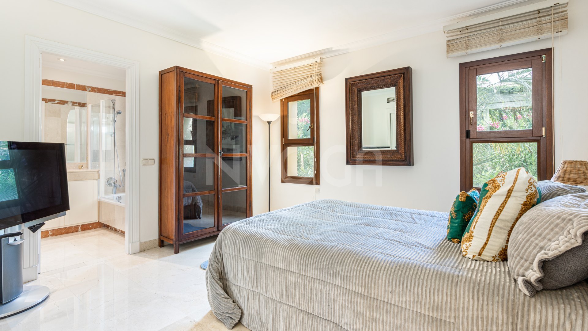 Impresionante villa de estilo clásico, situada en el corazón del prestigioso Valle del Golf en Nueva Andalucía