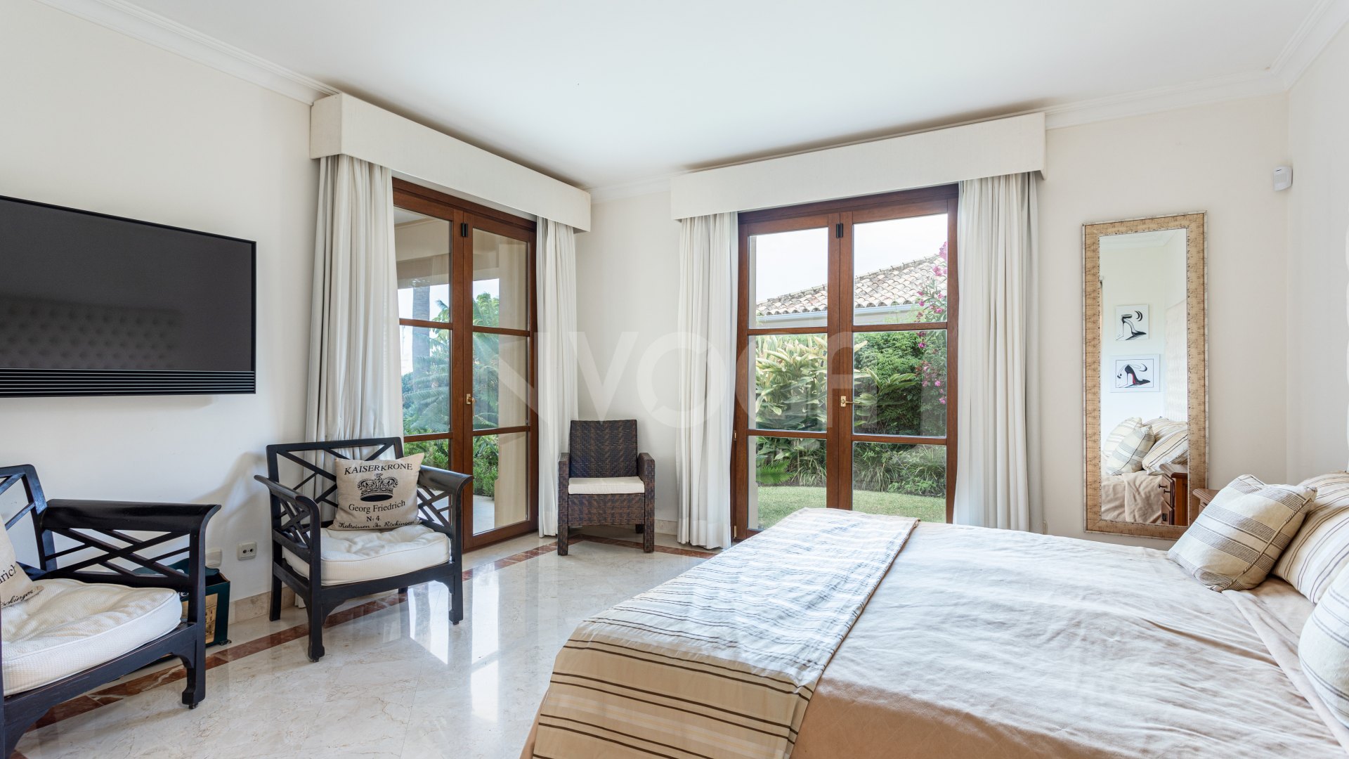 Impresionante villa de estilo clásico, situada en el corazón del prestigioso Valle del Golf en Nueva Andalucía