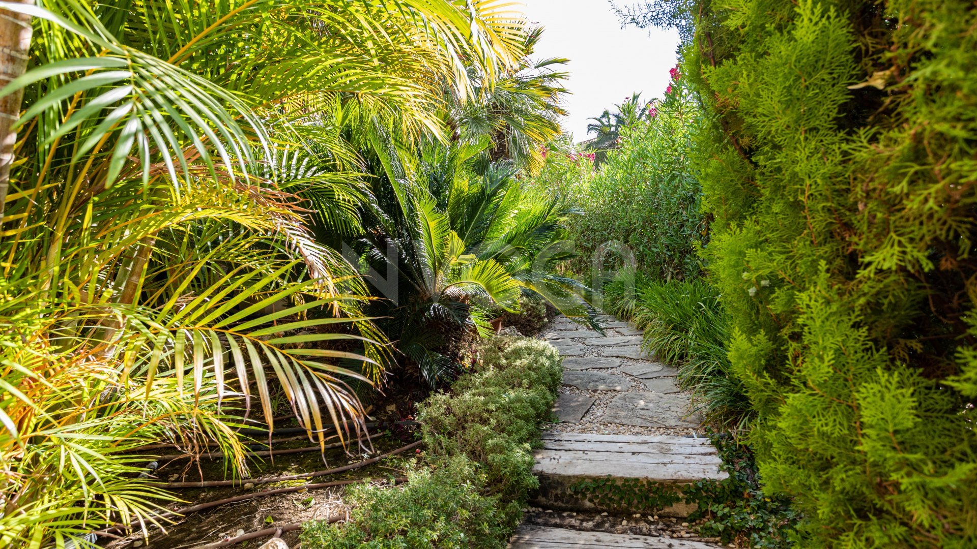 Impresionante villa de estilo clásico, situada en el corazón del prestigioso Valle del Golf en Nueva Andalucía