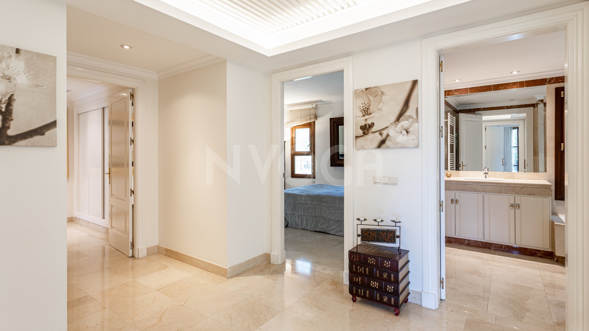 Impresionante villa de estilo clásico, situada en el corazón del prestigioso Valle del Golf en Nueva Andalucía