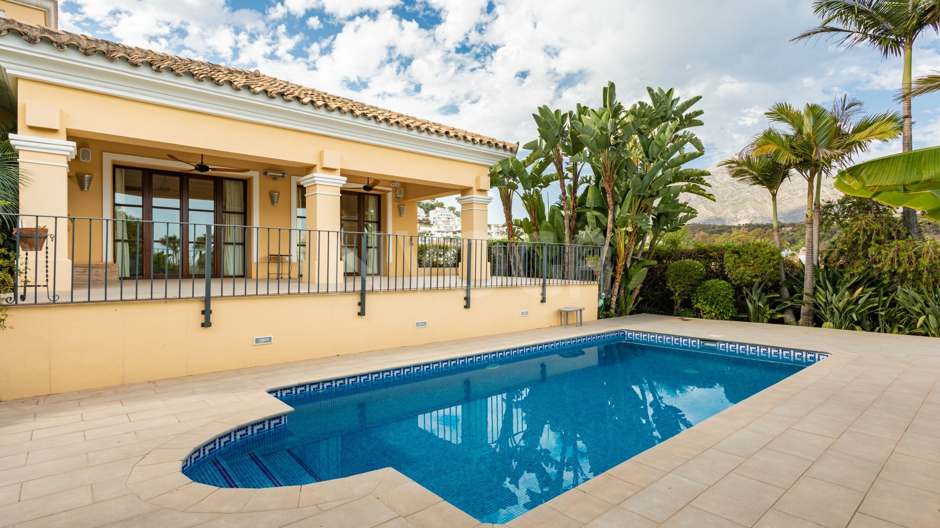Impresionante villa de estilo clásico, situada en el corazón del prestigioso Valle del Golf en Nueva Andalucía