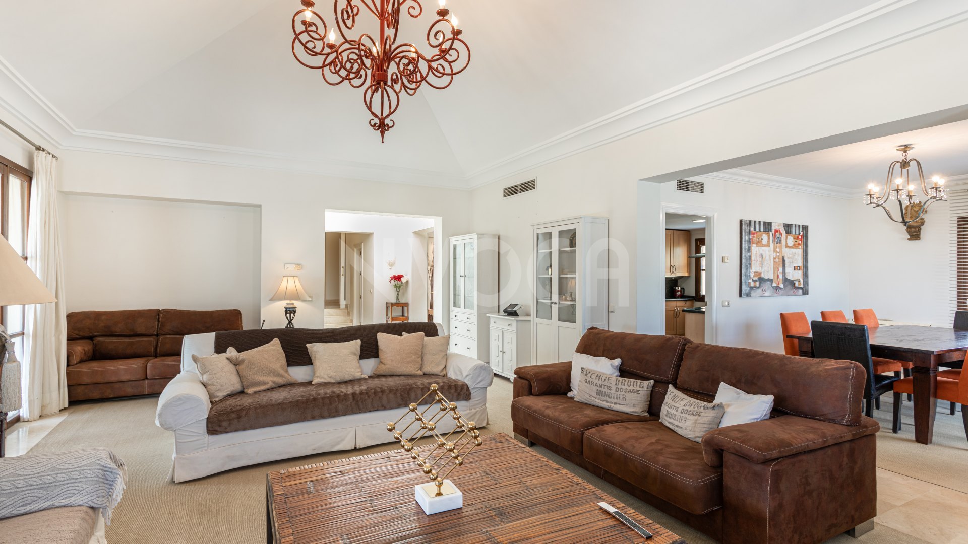 Impresionante villa de estilo clásico, situada en el corazón del prestigioso Valle del Golf en Nueva Andalucía