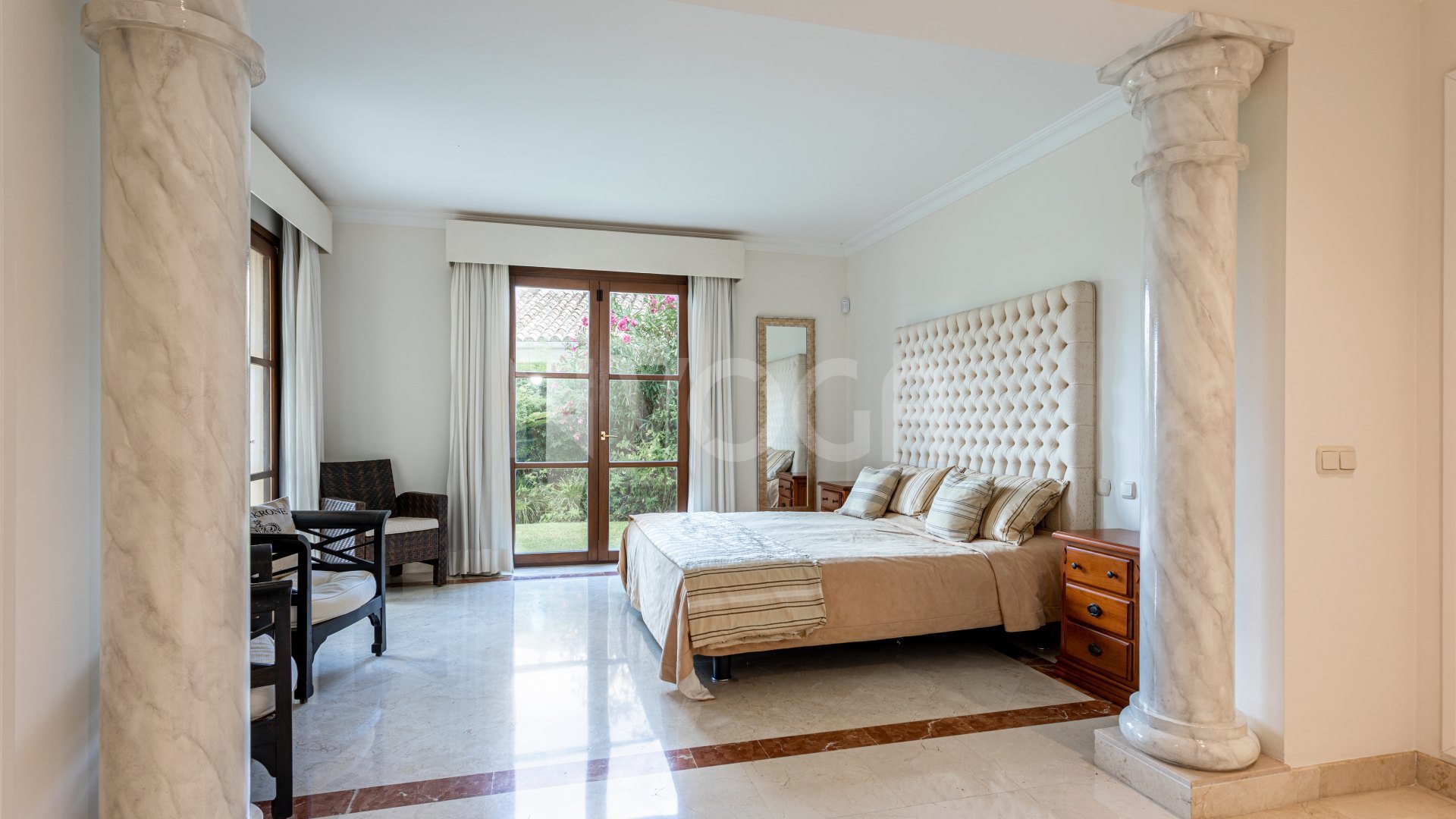 Impresionante villa de estilo clásico, situada en el corazón del prestigioso Valle del Golf en Nueva Andalucía