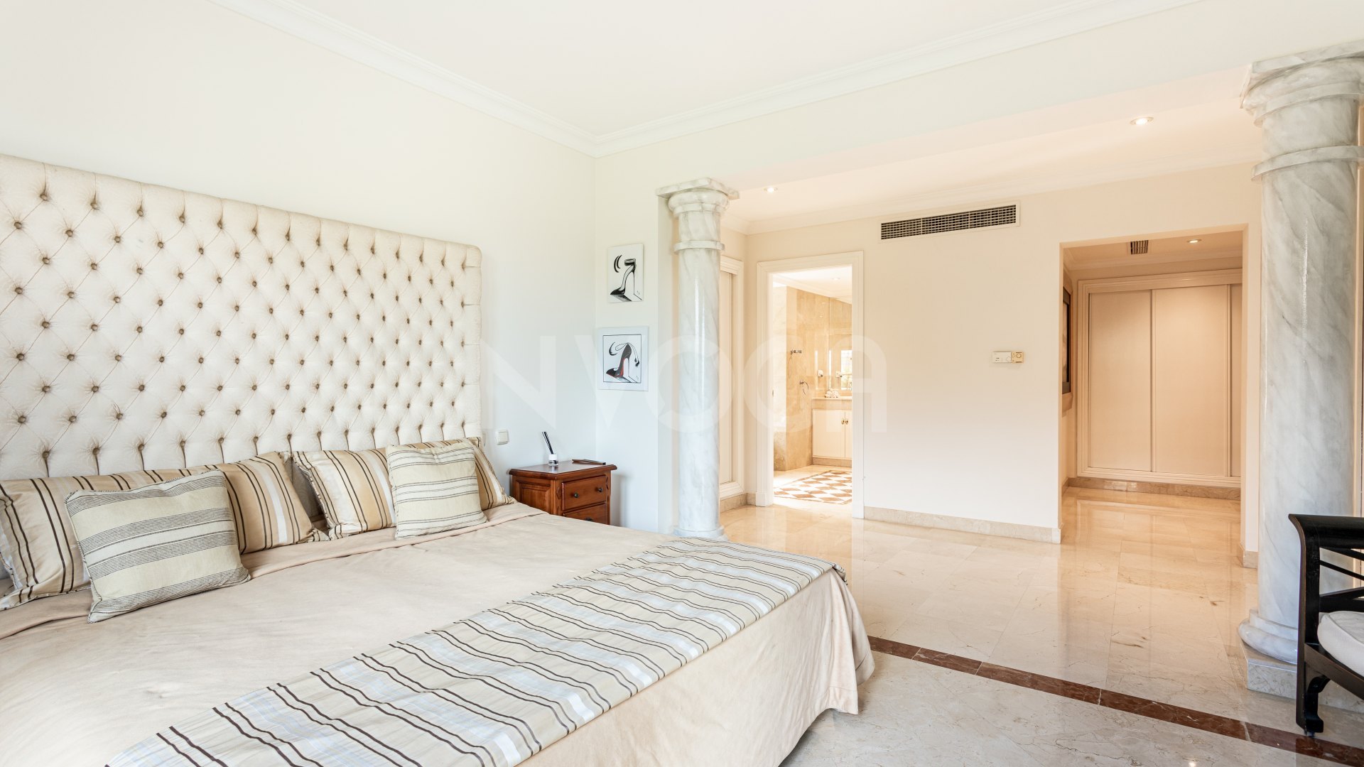 Impresionante villa de estilo clásico, situada en el corazón del prestigioso Valle del Golf en Nueva Andalucía
