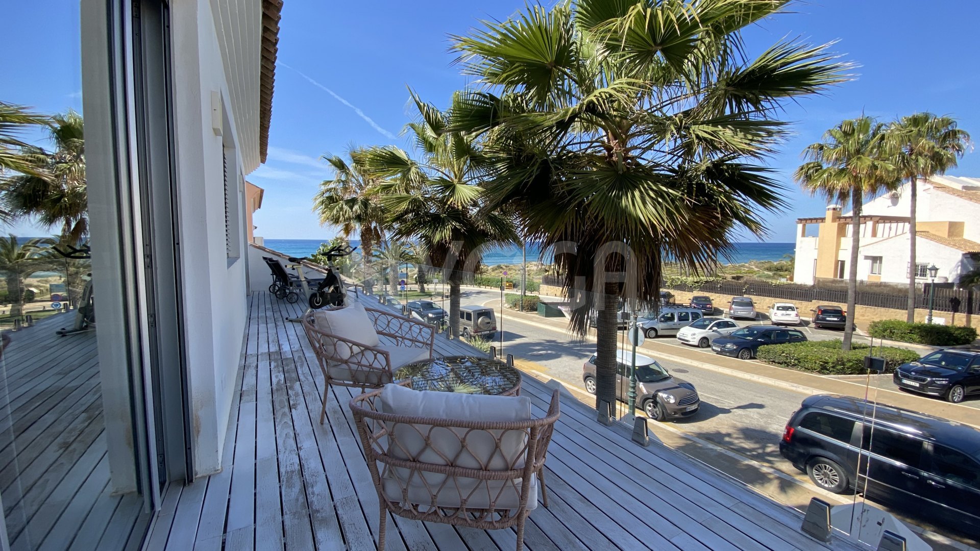 Magnífica vivienda familiar en primera línea de playa en Bahía de Marbella