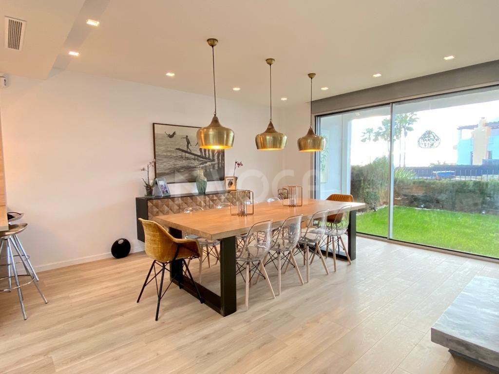 Magnífica vivienda familiar en primera línea de playa en Bahía de Marbella