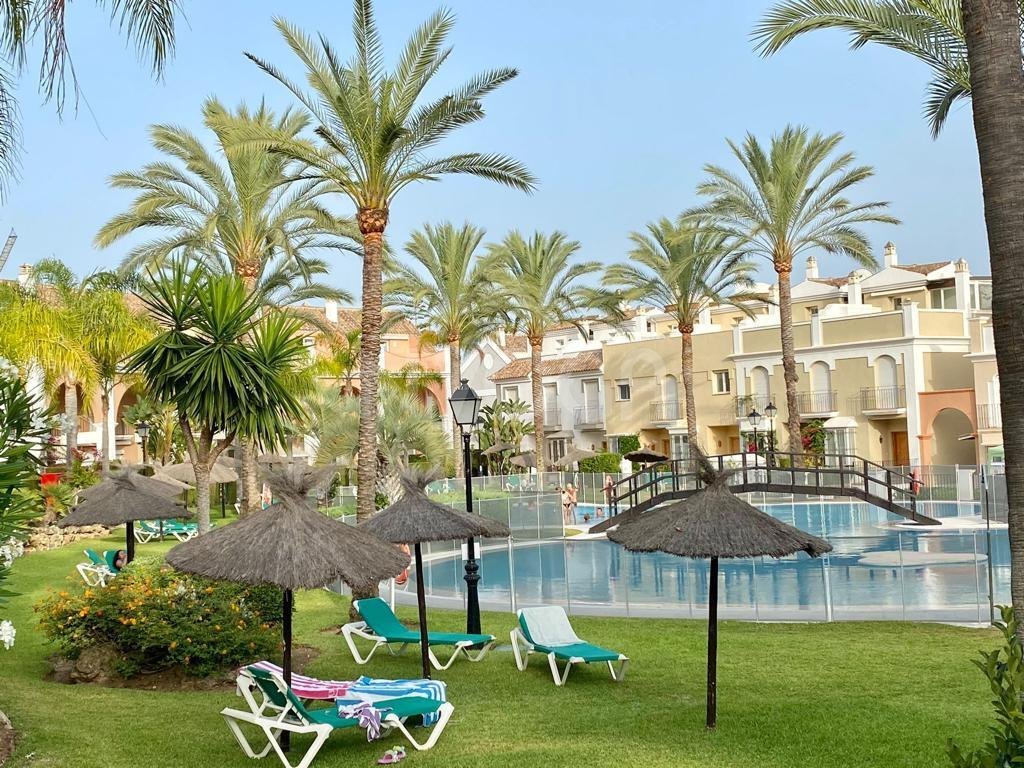Magnífica vivienda familiar en primera línea de playa en Bahía de Marbella