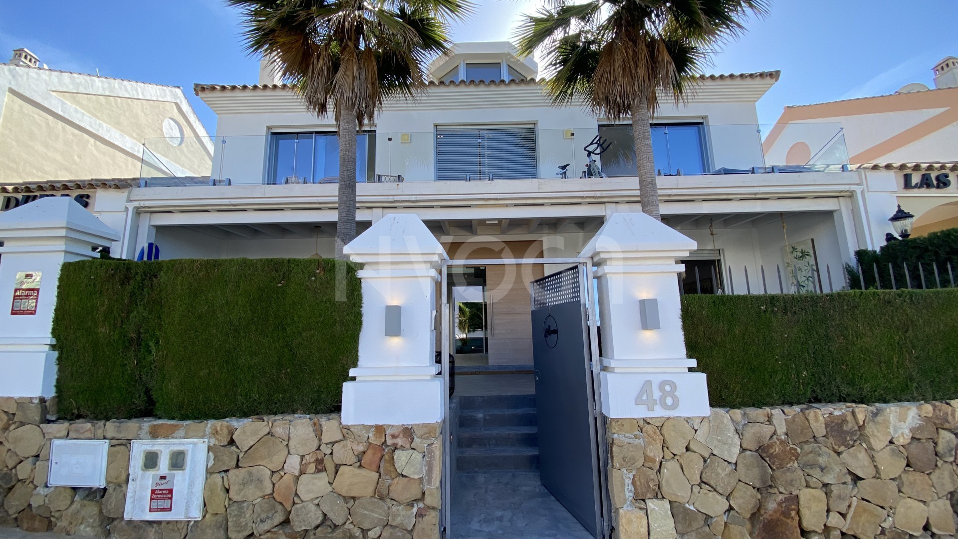 Magnífica vivienda familiar en primera línea de playa en Bahía de Marbella