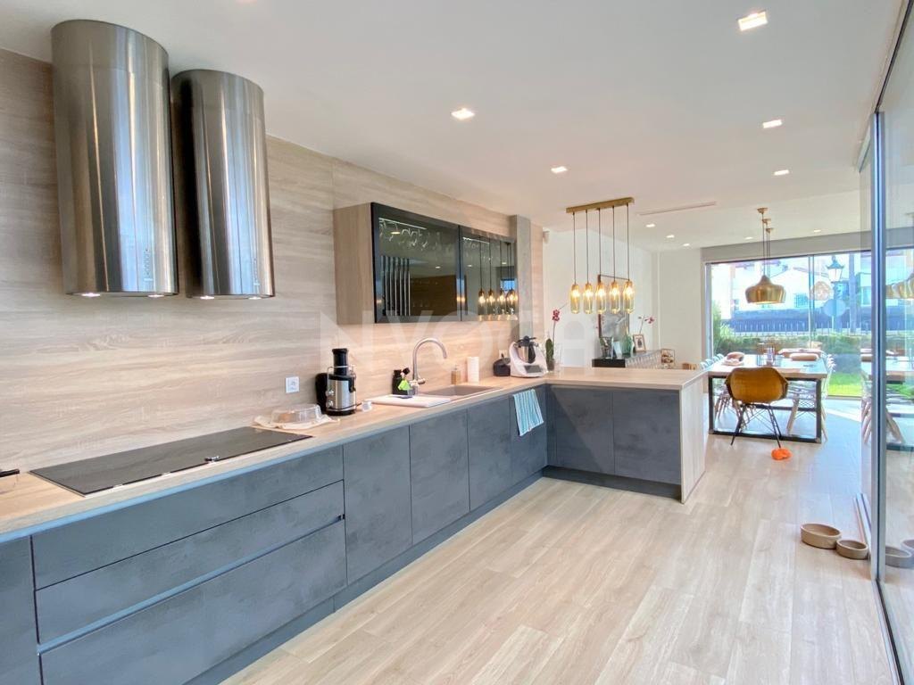Magnífica vivienda familiar en primera línea de playa en Bahía de Marbella